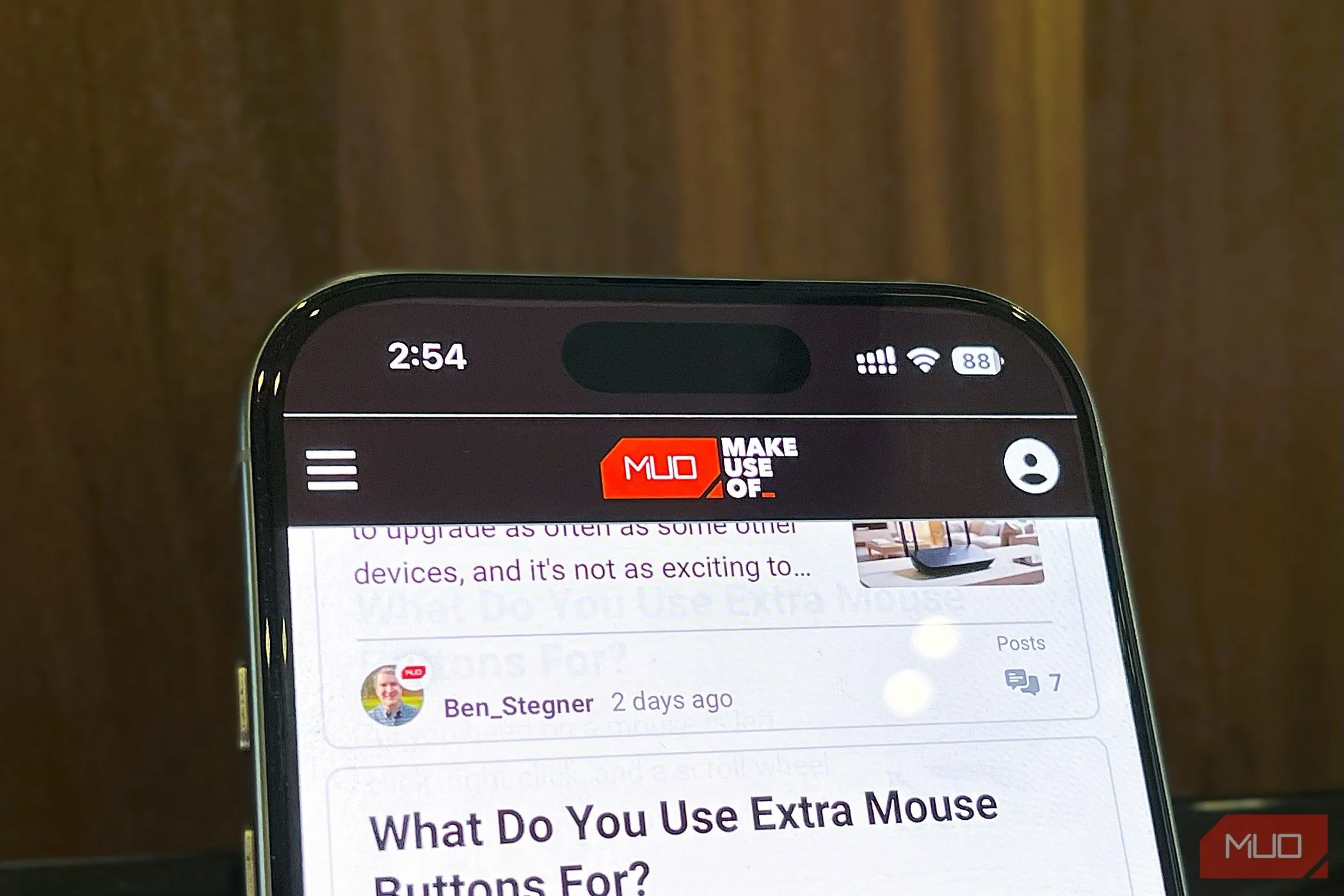 Điện thoại iPhone đang mở trình duyệt Safari, minh họa trải nghiệm sử dụng pin