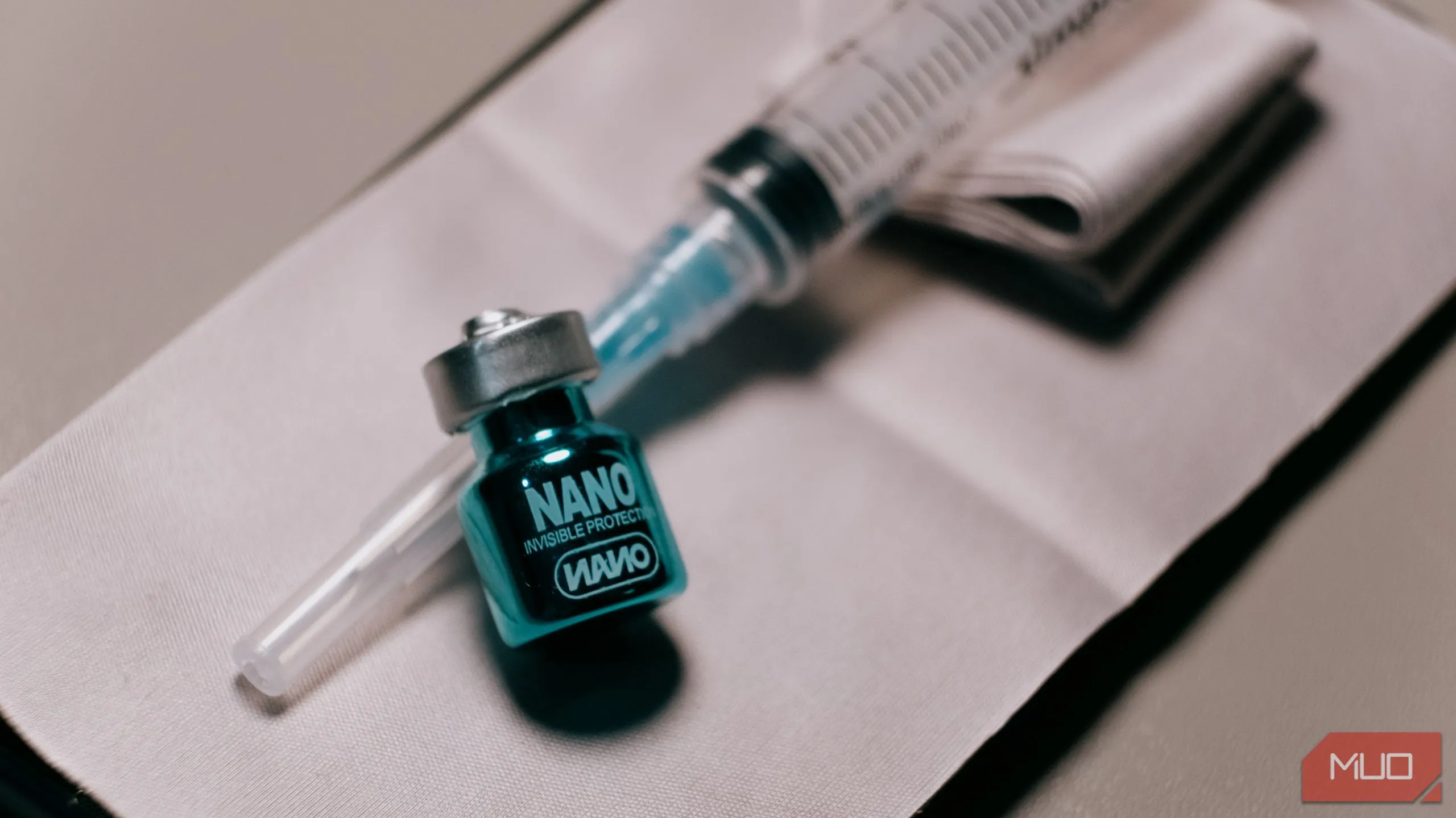 Dung dịch phủ nano oleophobic và syringe, chuẩn bị cho quá trình thử nghiệm lớp phủ kỵ dầu cho điện thoại