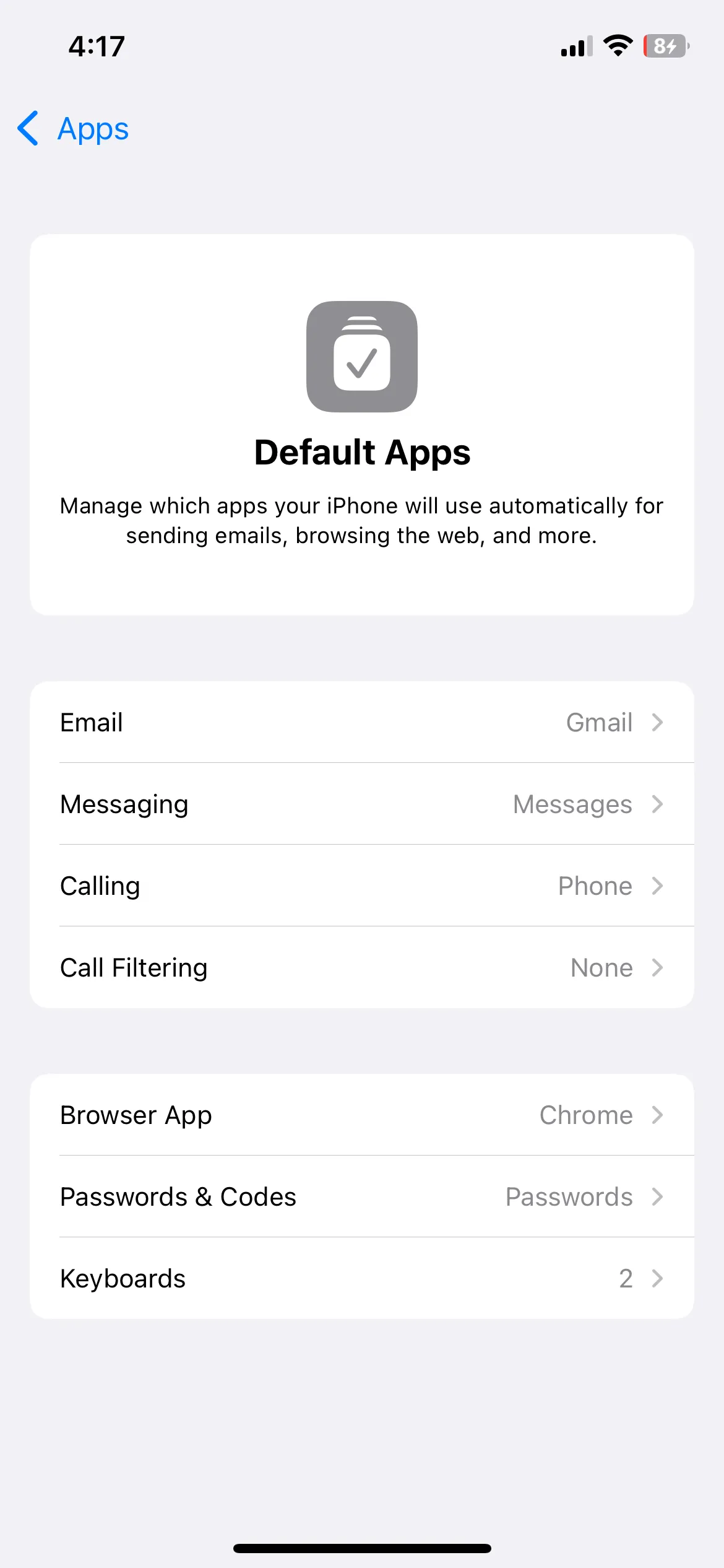 Giao diện cài đặt ứng dụng mặc định trên iPhone cho phép chọn trình duyệt, email và các ứng dụng khác