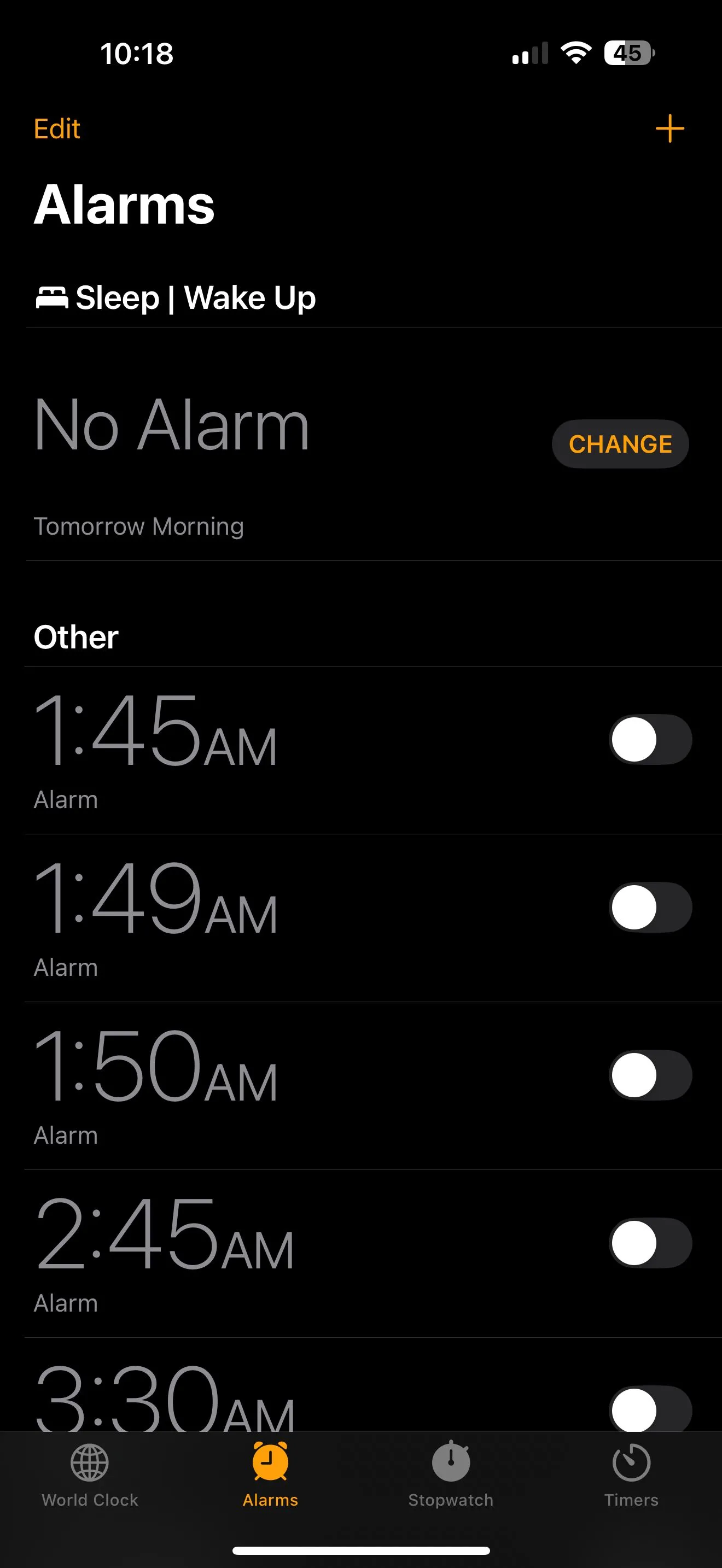 Giao diện chính của ứng dụng Đồng hồ (Clock app) trên iPhone, nơi cài đặt báo thức.