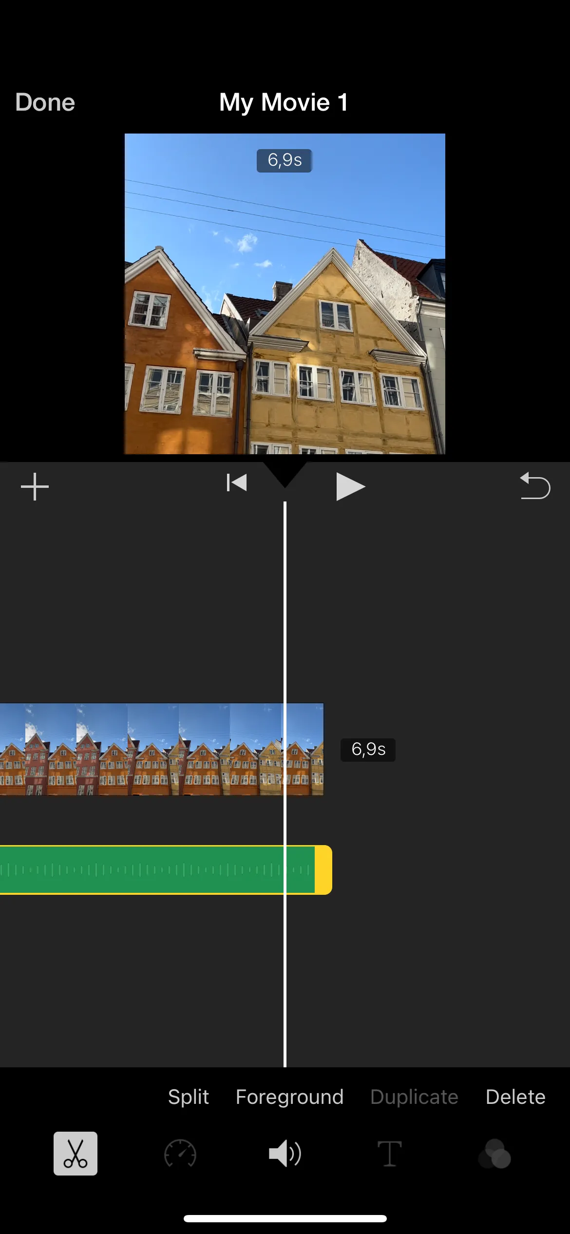 Giao diện chỉnh sửa video trong ứng dụng iMovie, cho phép thêm nhạc nền và hiệu ứng.
