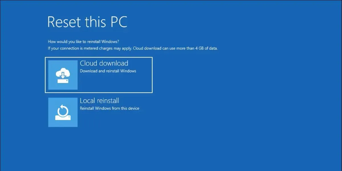Giao diện chọn phương thức cài đặt lại Windows 11: Tải xuống qua đám mây hoặc cài đặt cục bộ.