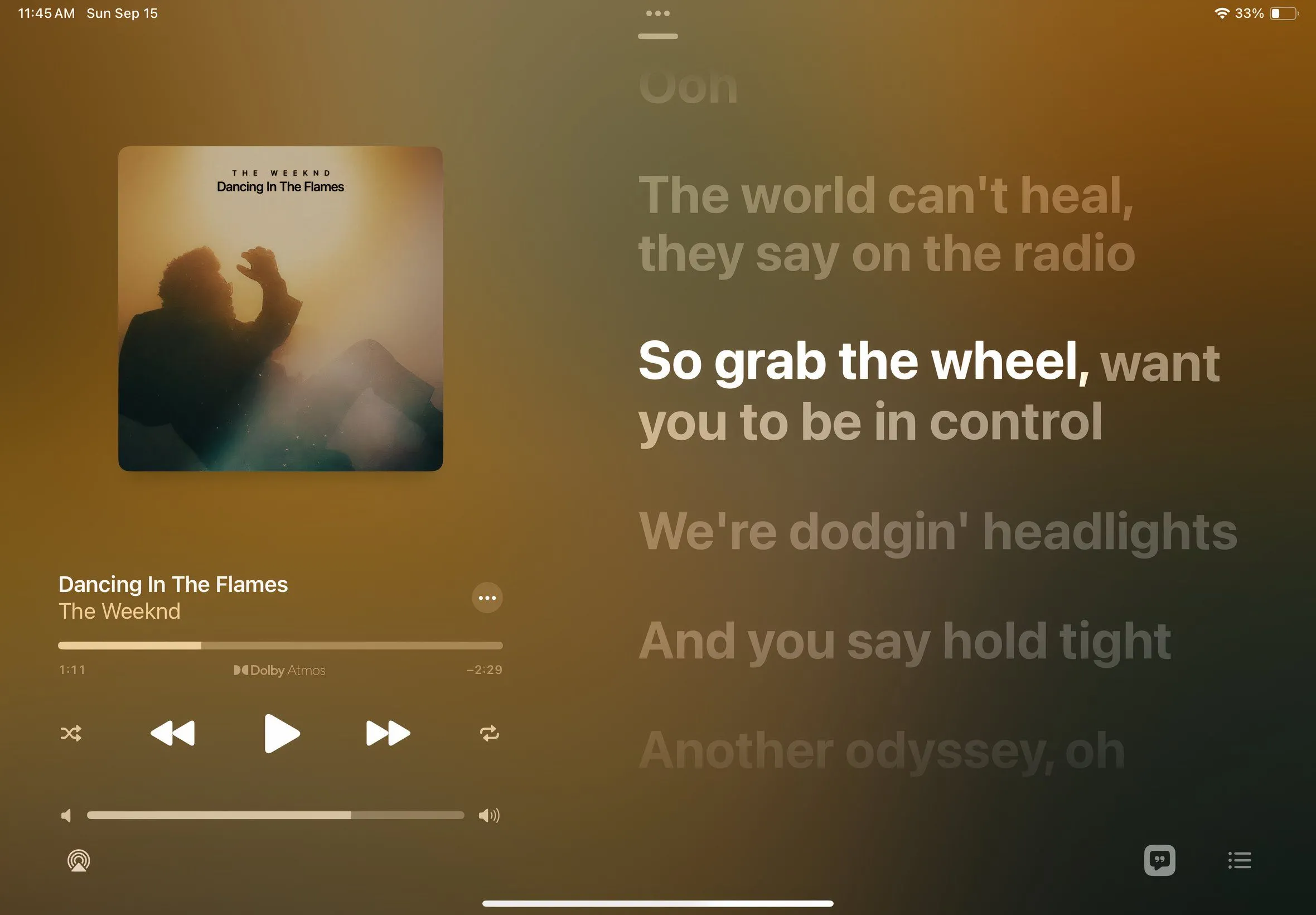 Giao diện tính năng Apple Music Sing (karaoke) hiển thị lời bài hát theo thời gian thực và tùy chỉnh giọng hát.