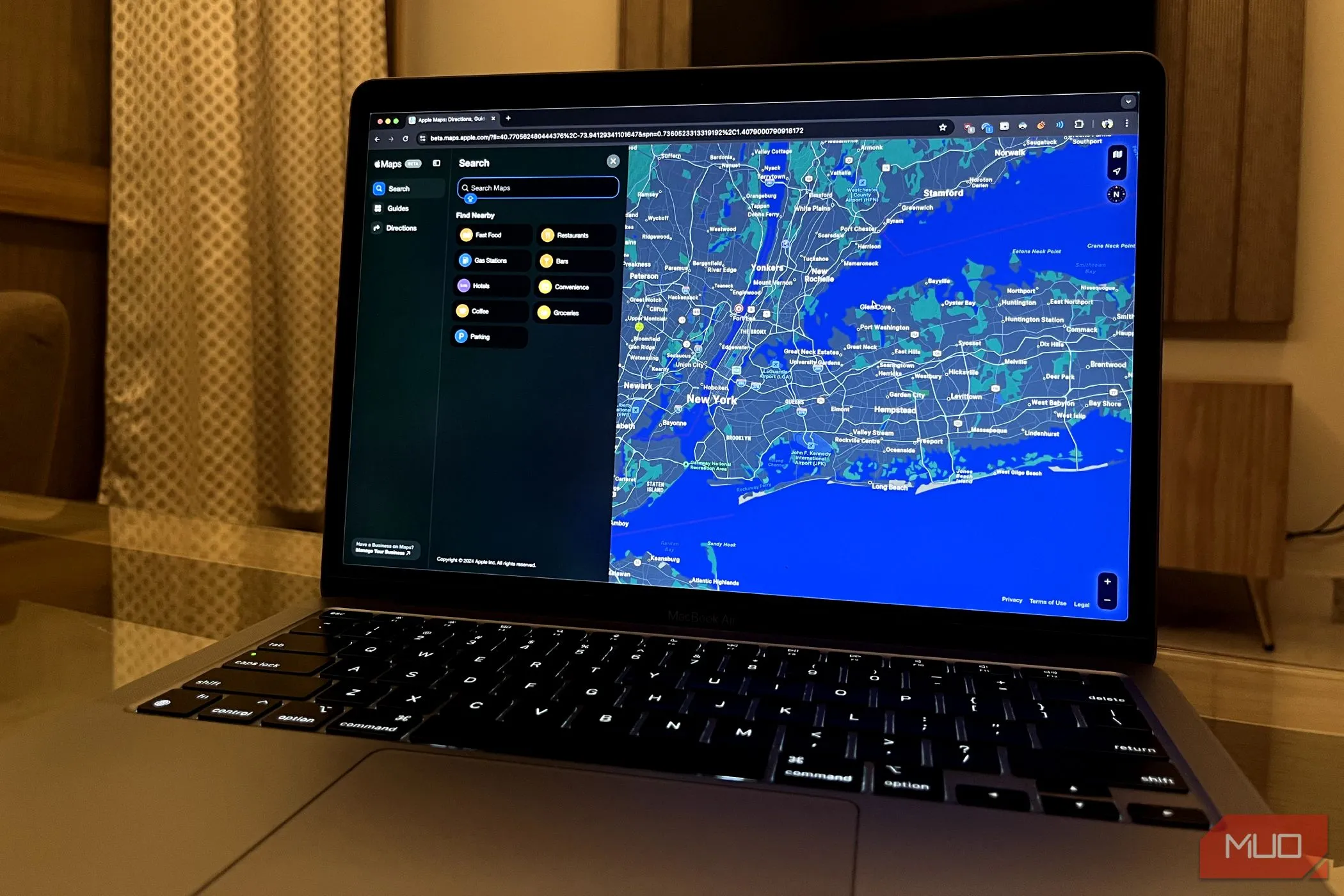 Giao diện ứng dụng Apple Maps trên MacBook Pro hiển thị kết quả tìm kiếm nhà hàng