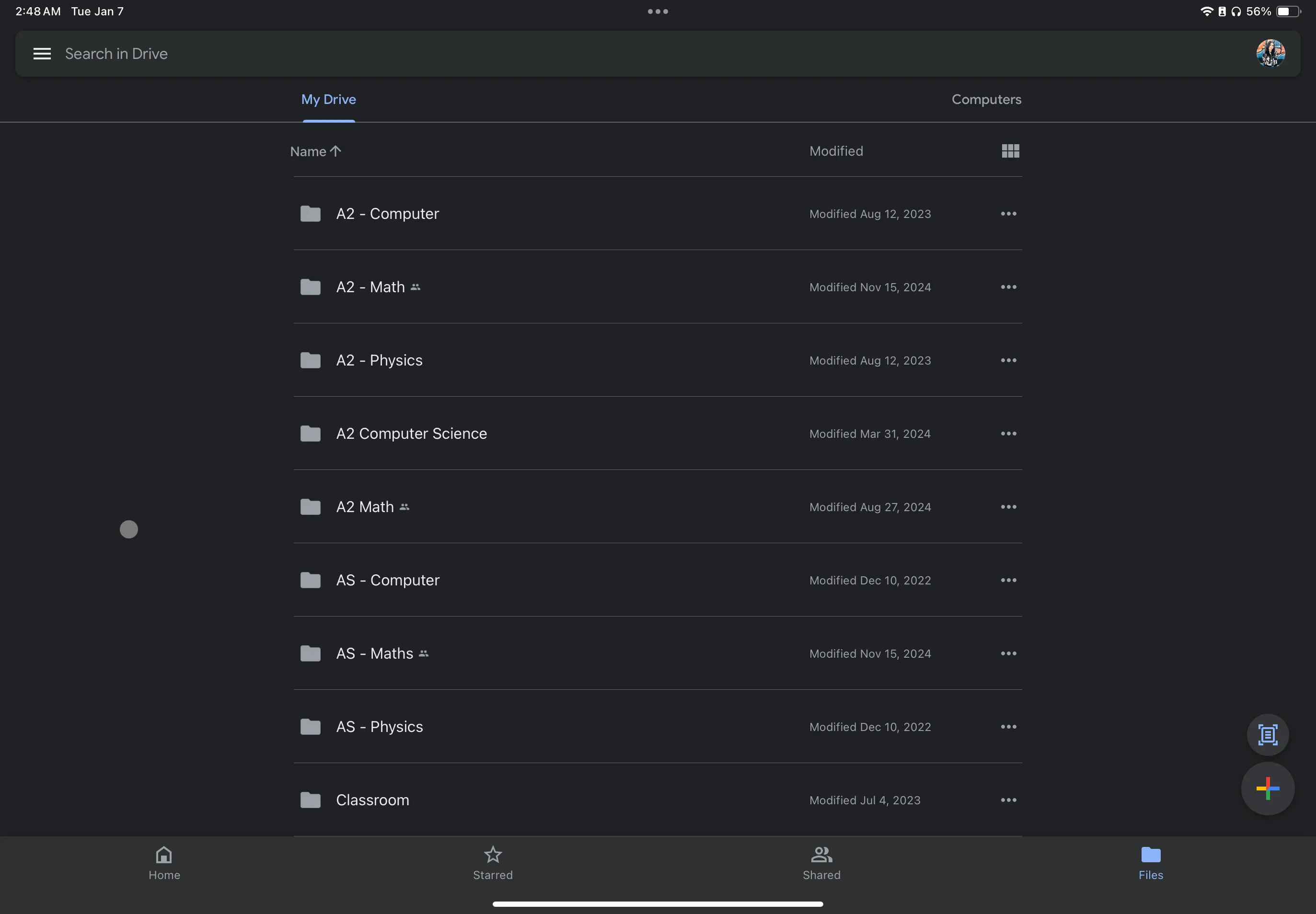 Giao diện ứng dụng Google Drive trên một chiếc iPad, hiển thị các thư mục và tệp tin đã lưu