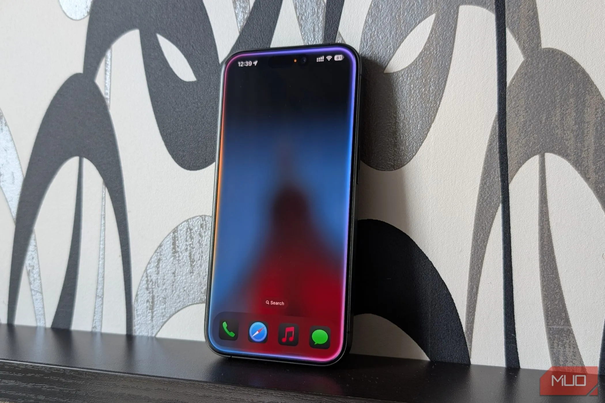 iPhone hiển thị giao diện Siri đang chờ lệnh, minh họa khả năng tương tác của Apple Intelligence.
