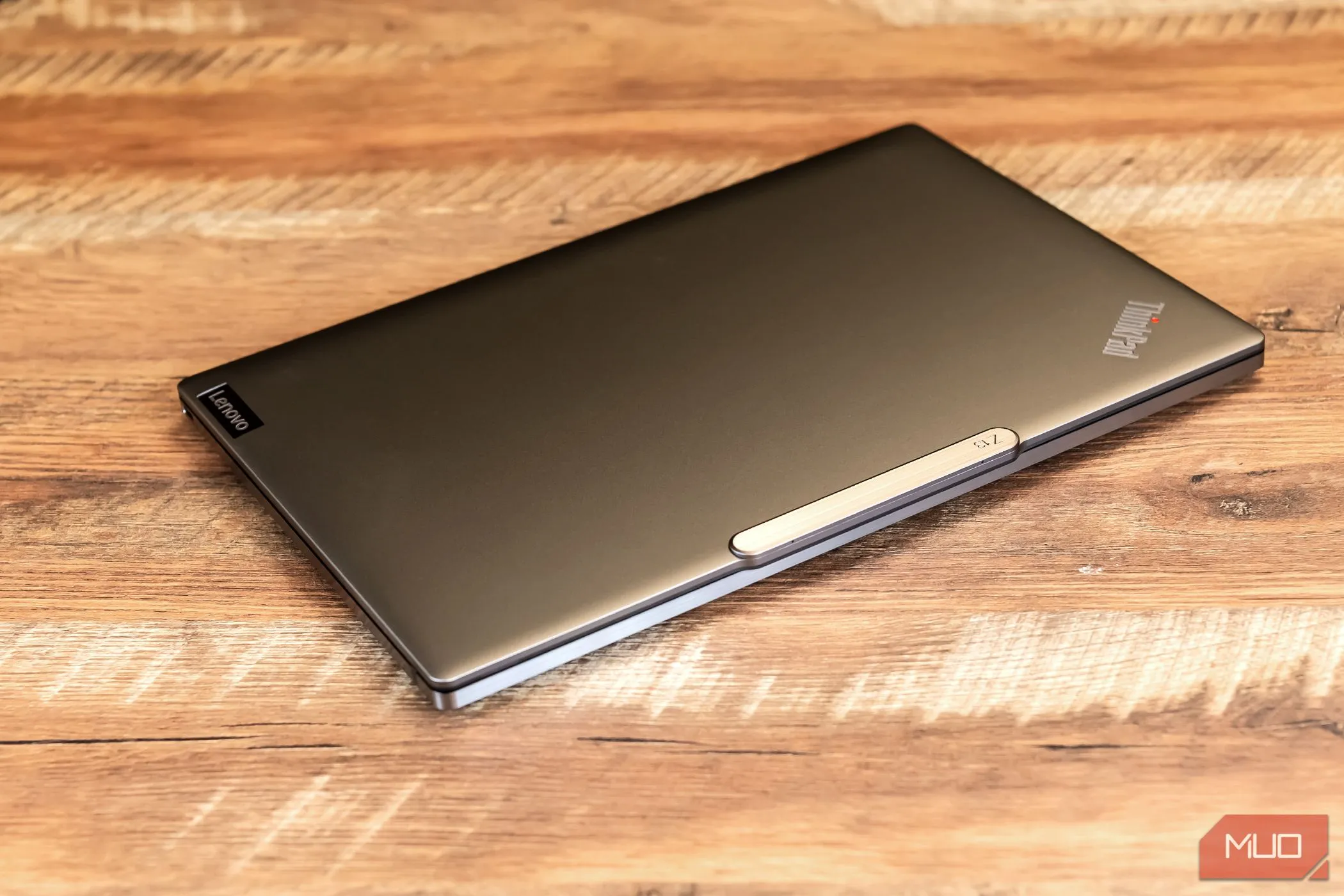 Laptop Lenovo Z13 Gen 2 đang gập lại, thể hiện chất lượng hoàn thiện.