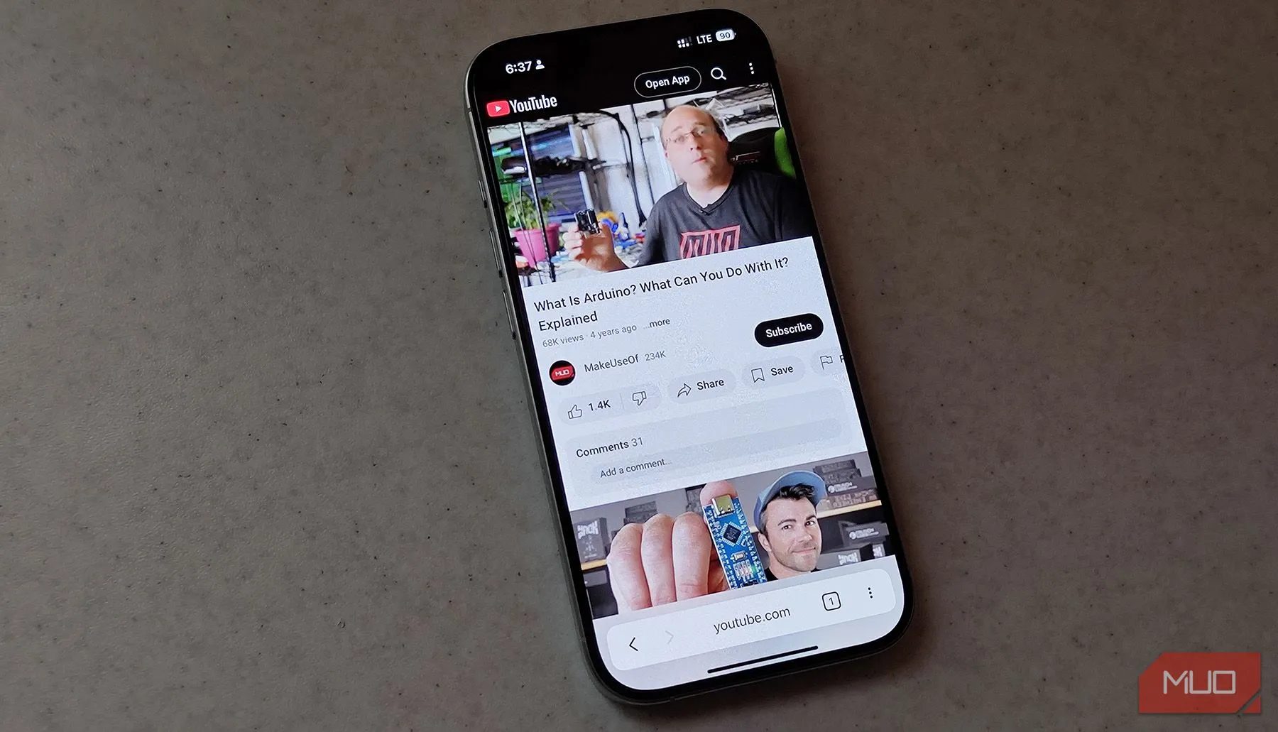Màn hình iPhone hiển thị giao diện YouTube trên trình duyệt web, phục vụ thử nghiệm tiêu thụ pin