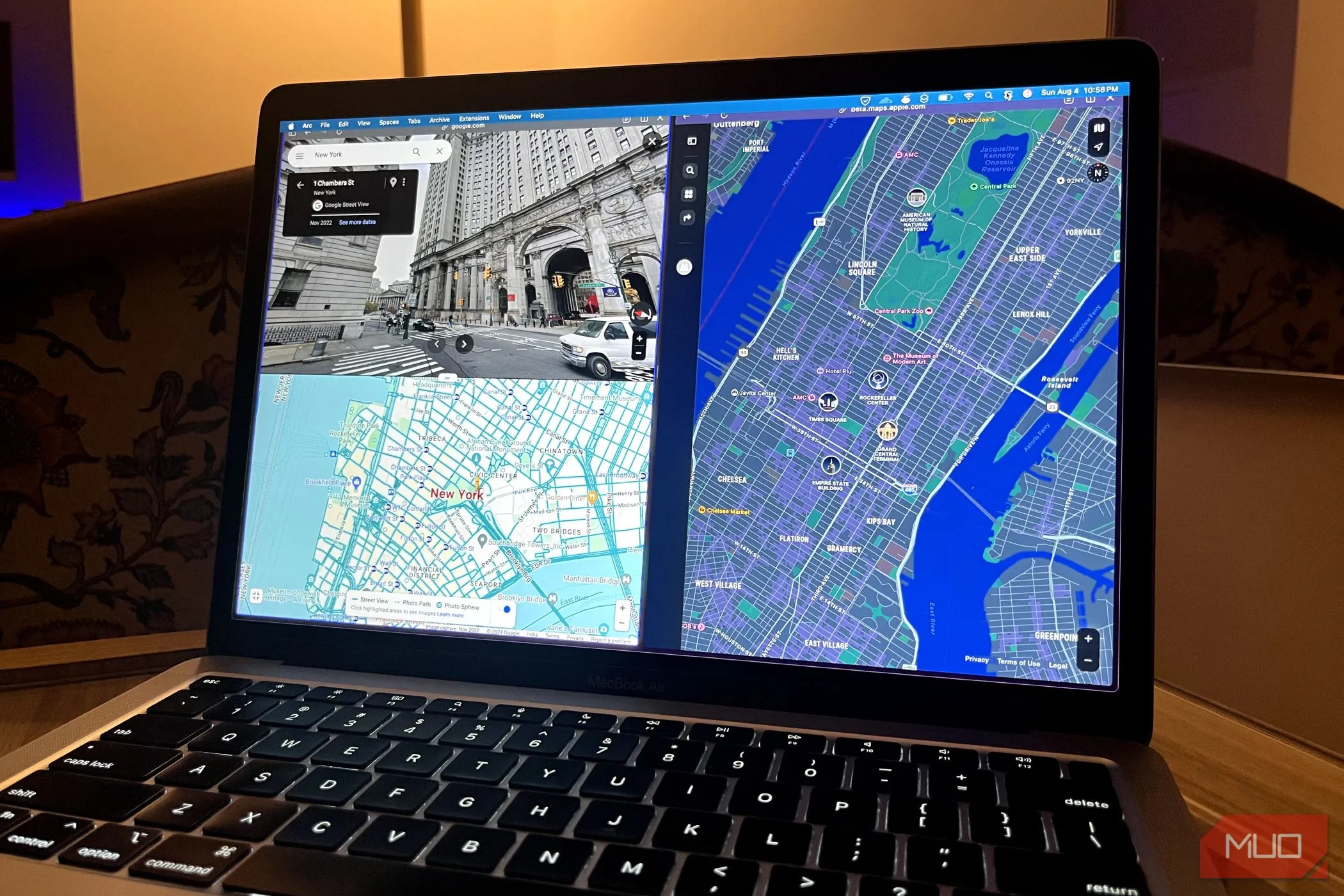 Màn hình MacBook Air hiển thị song song hai ứng dụng Google Maps và Apple Maps