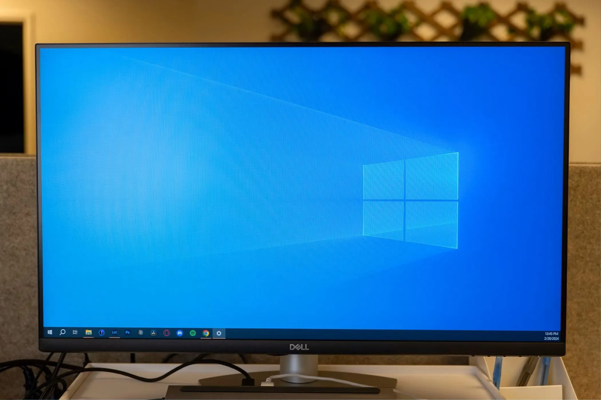 Màn hình máy tính Dell hiển thị giao diện Windows 10