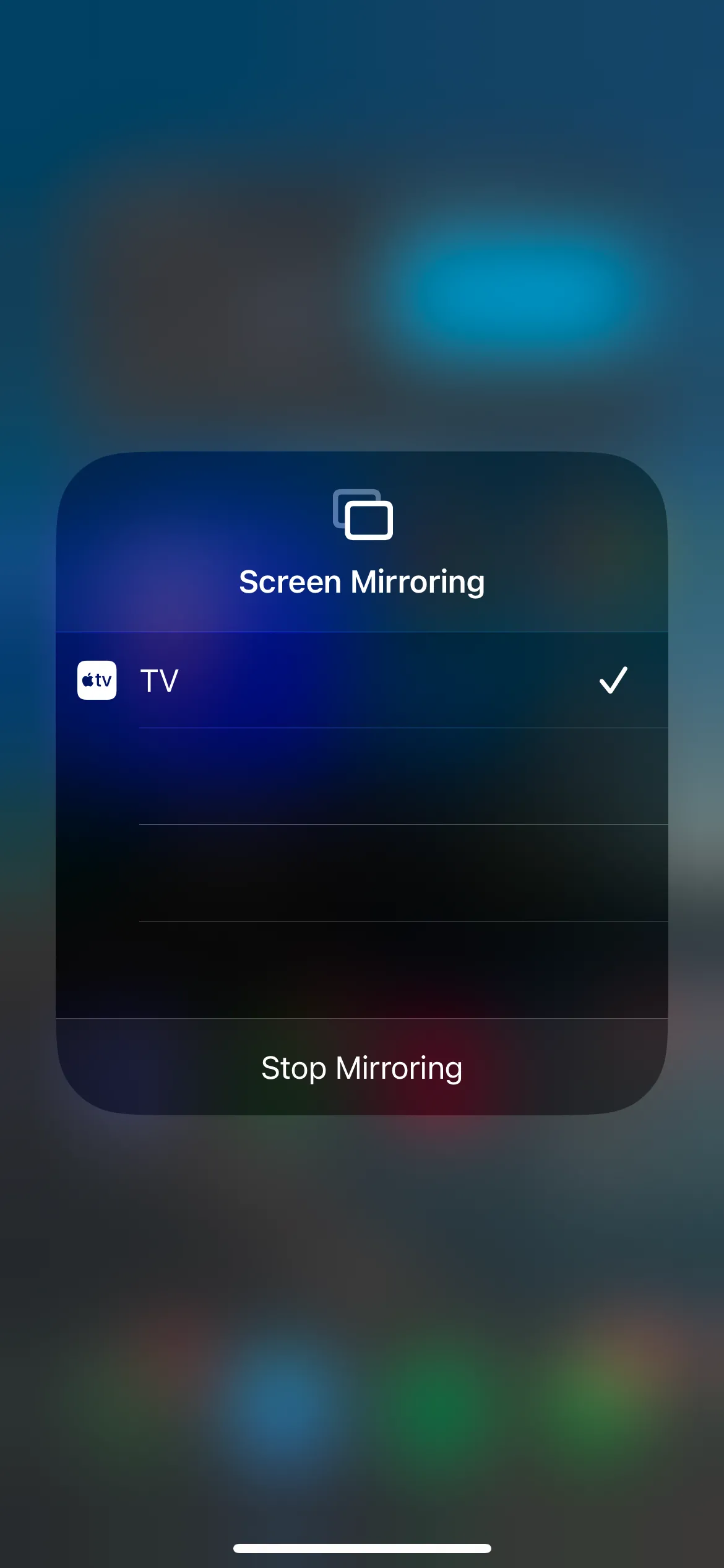 Màn hình Trung tâm điều khiển iPhone hiển thị tùy chọn Phản chiếu màn hình (Screen Mirroring) đến Apple TV