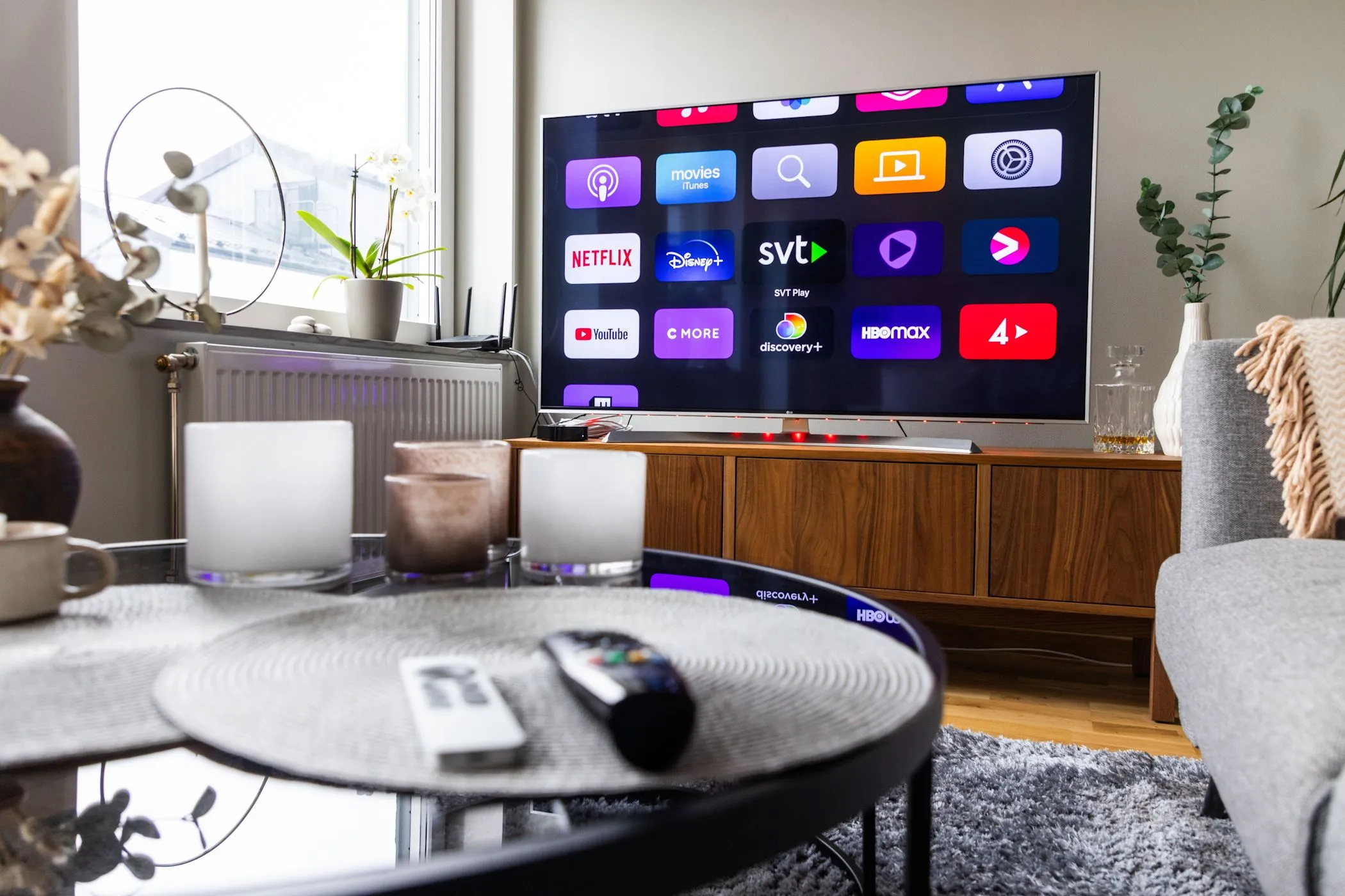 Màn hình TV hiển thị nhiều ứng dụng dịch vụ truyền hình trực tuyến, thể hiện sự phân mảnh và đa dạng lựa chọn.