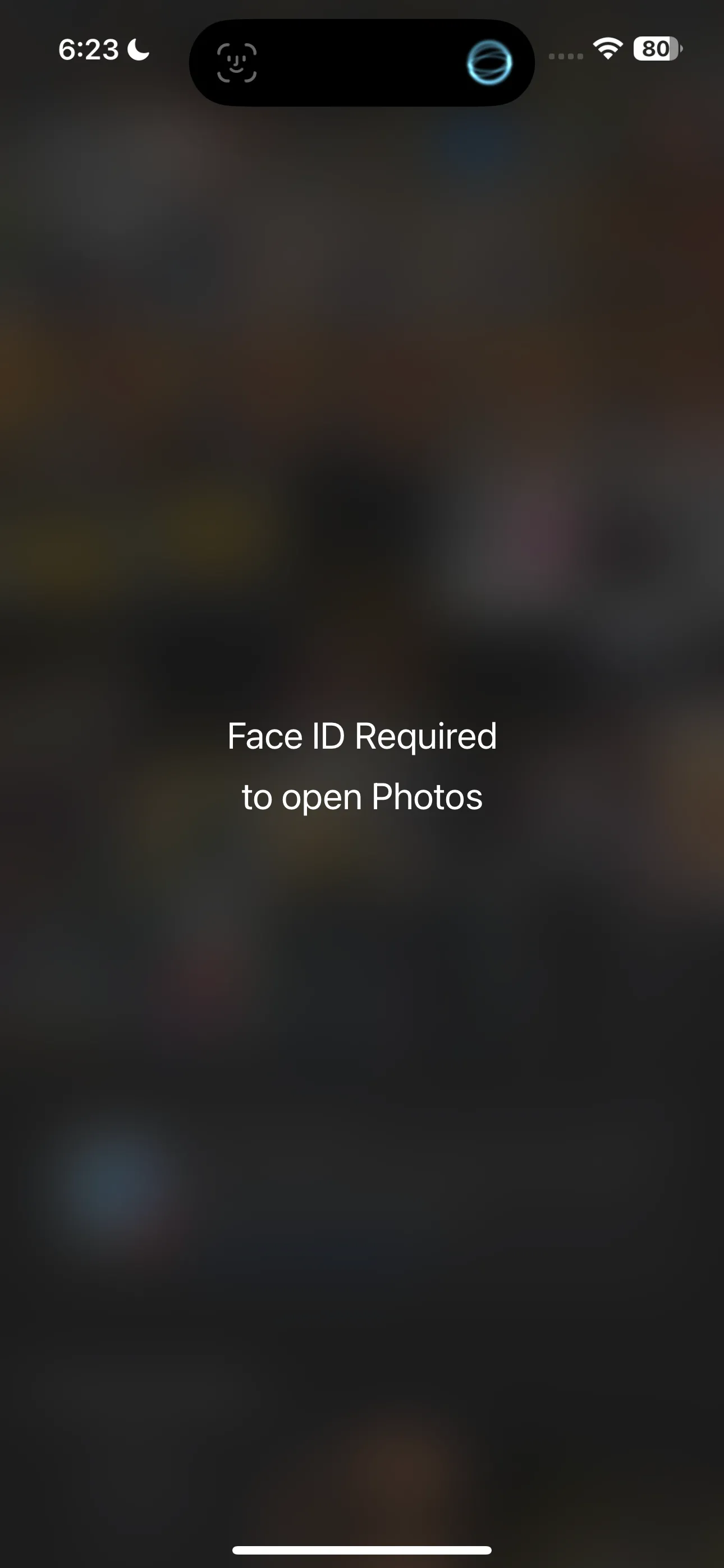 Màn hình yêu cầu xác thực Face ID để mở ứng dụng Ảnh đã khóa trên iPhone