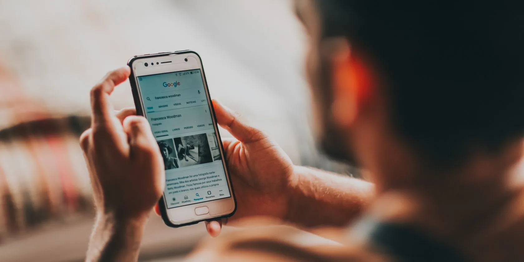 Người dùng đang lướt web trên điện thoại Android, minh họa việc Google theo dõi hoạt động trực tuyến.