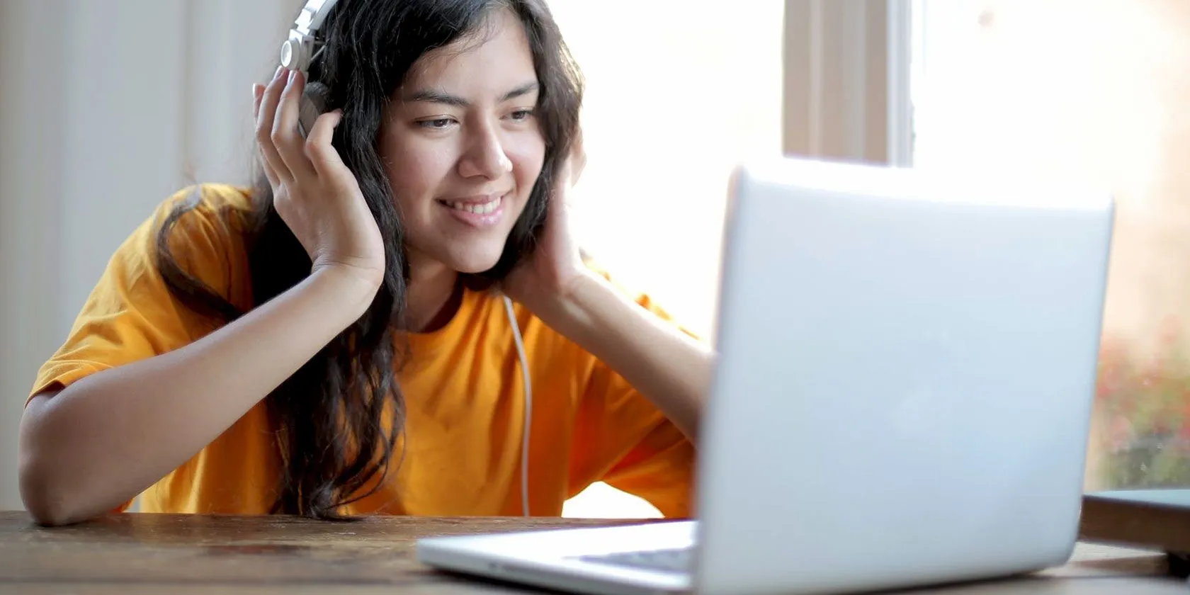Người dùng đang tìm kiếm và kiểm tra bộ phim có sẵn trên các nền tảng streaming khác nhau, minh họa thách thức trong việc tìm kiếm nội dung.