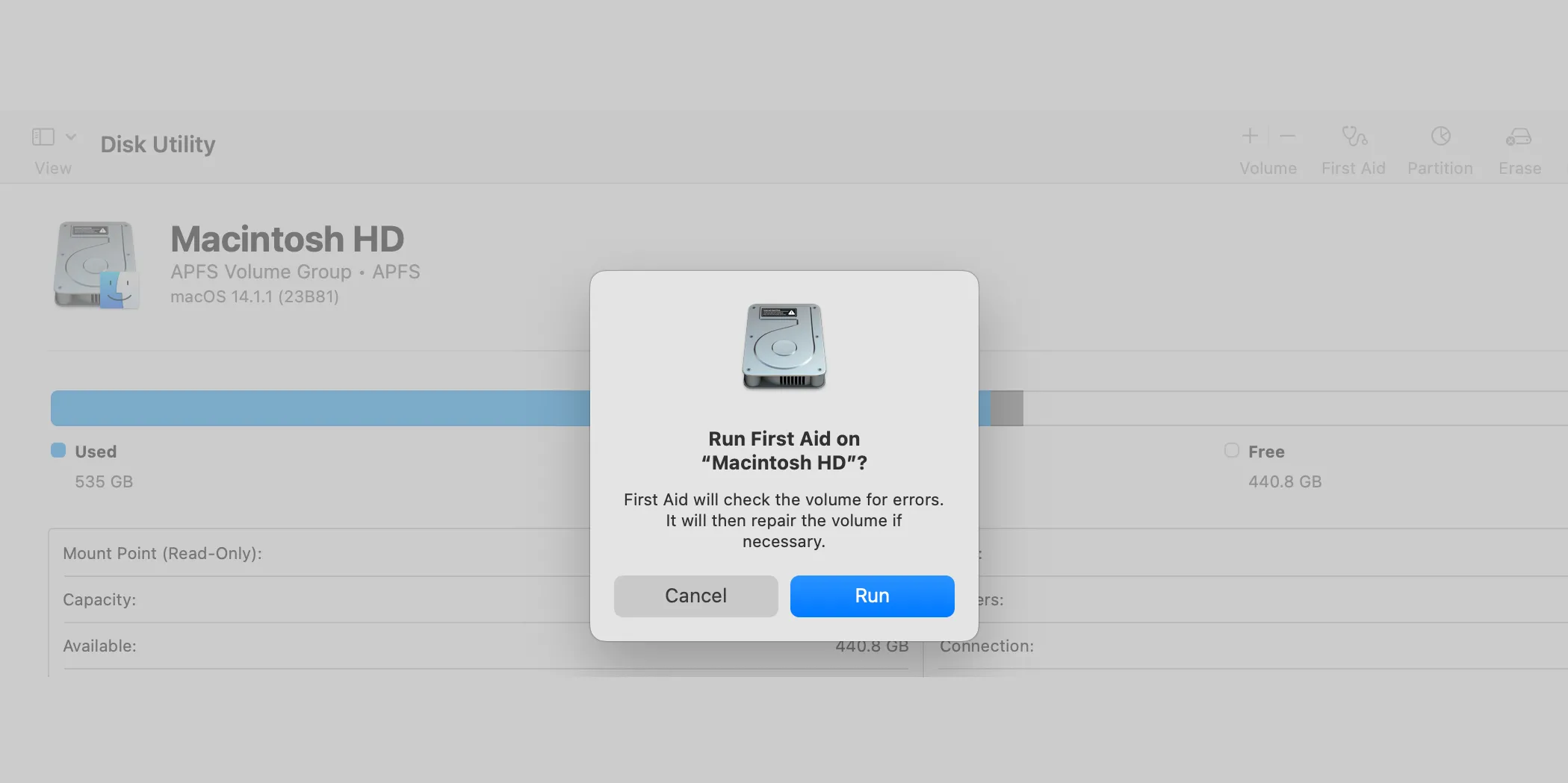 Người dùng Mac chạy công cụ First Aid trong Disk Utility để sửa lỗi ổ đĩa