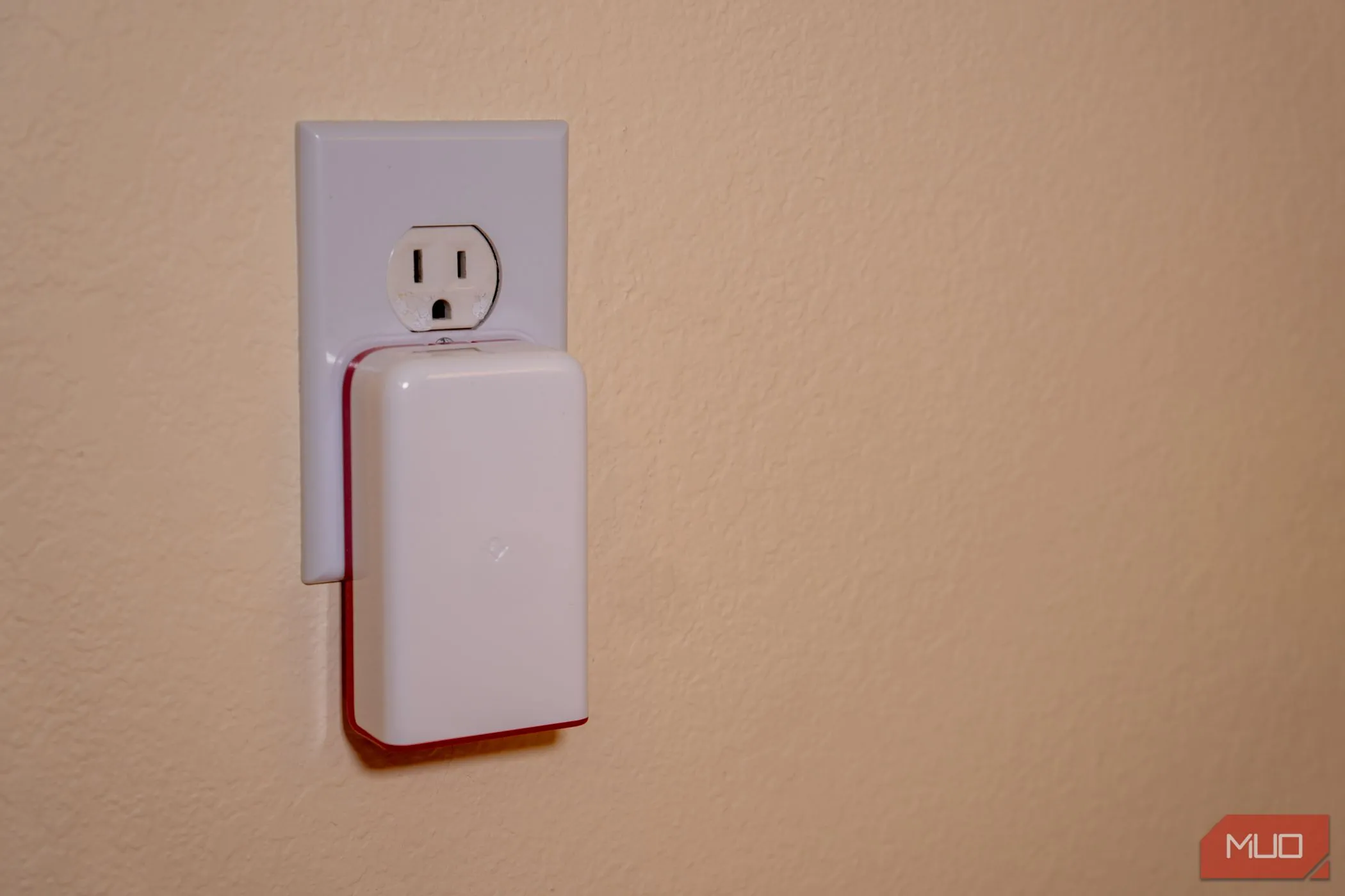Ổ cắm điện trên tường, minh họa vị trí cắm trực tiếp Powerline Adapter để đạt hiệu suất tối ưu