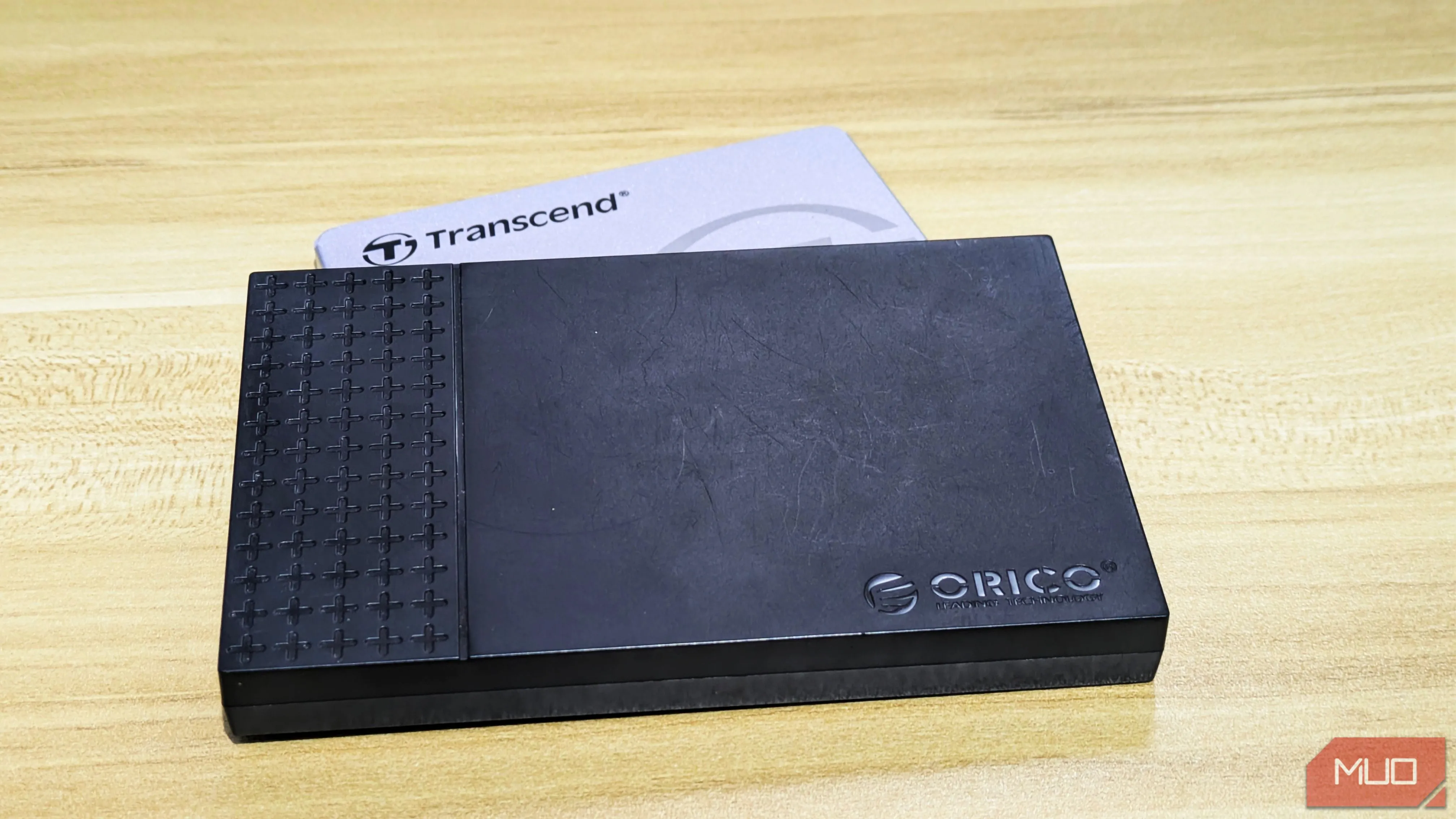 Ổ cứng SSD Transcend cùng adapter Orico SSD cho lưu trữ ngoài.