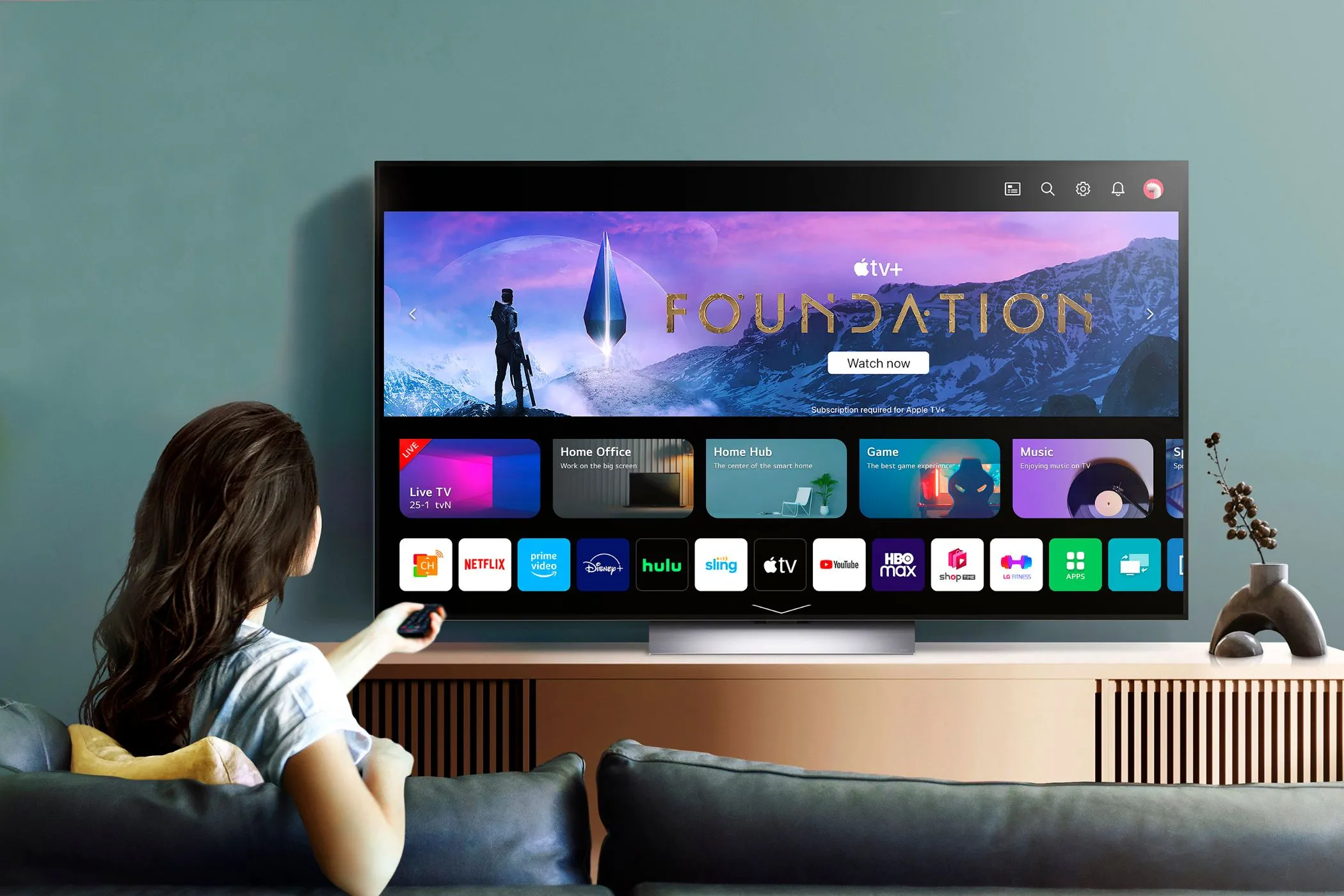 Smart TV LG sử dụng hệ điều hành webOS hiển thị giao diện người dùng
