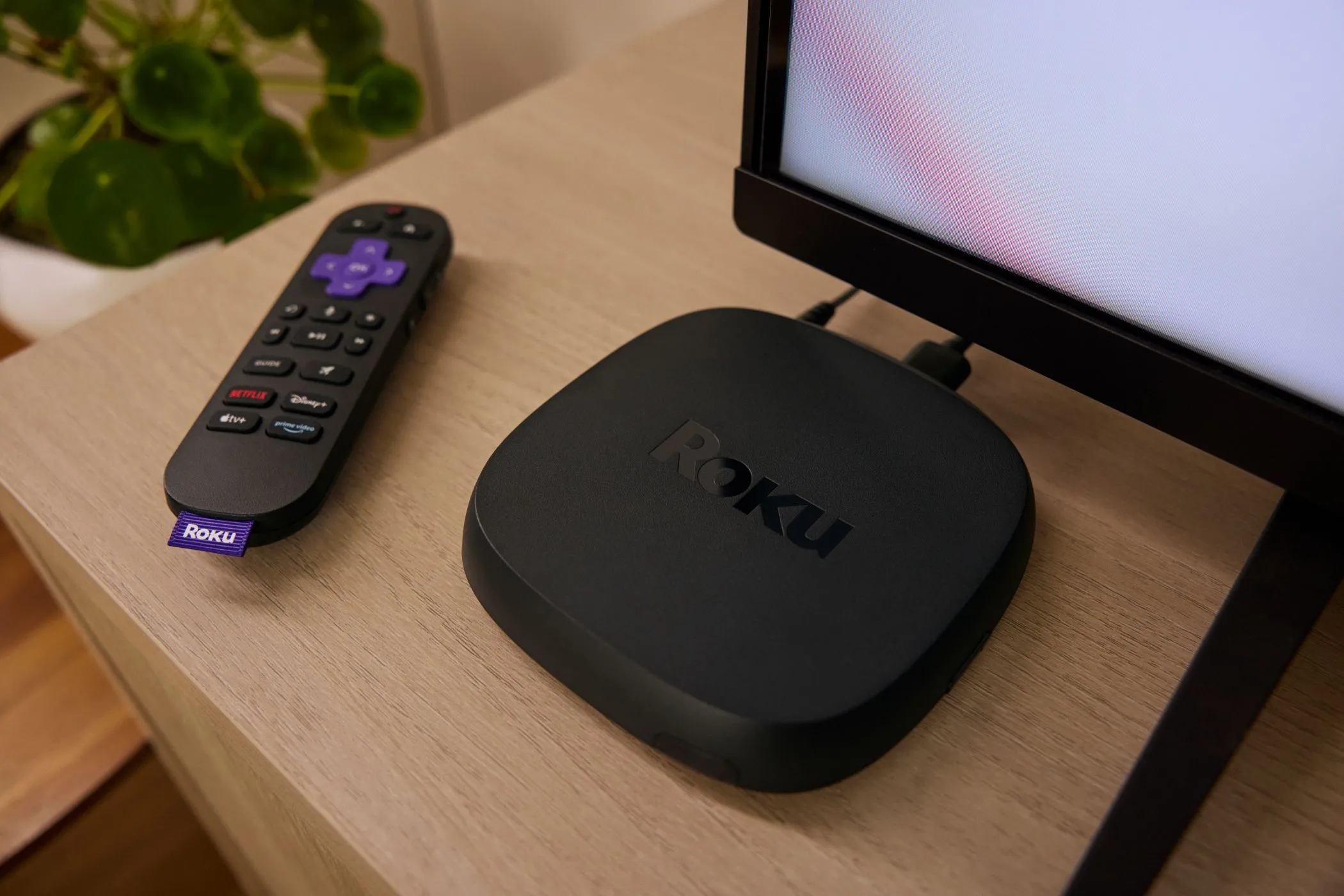 Thiết bị truyền phát Roku Ultra mới nhất và điều khiển từ xa, thể hiện giải pháp nâng cấp TV thường