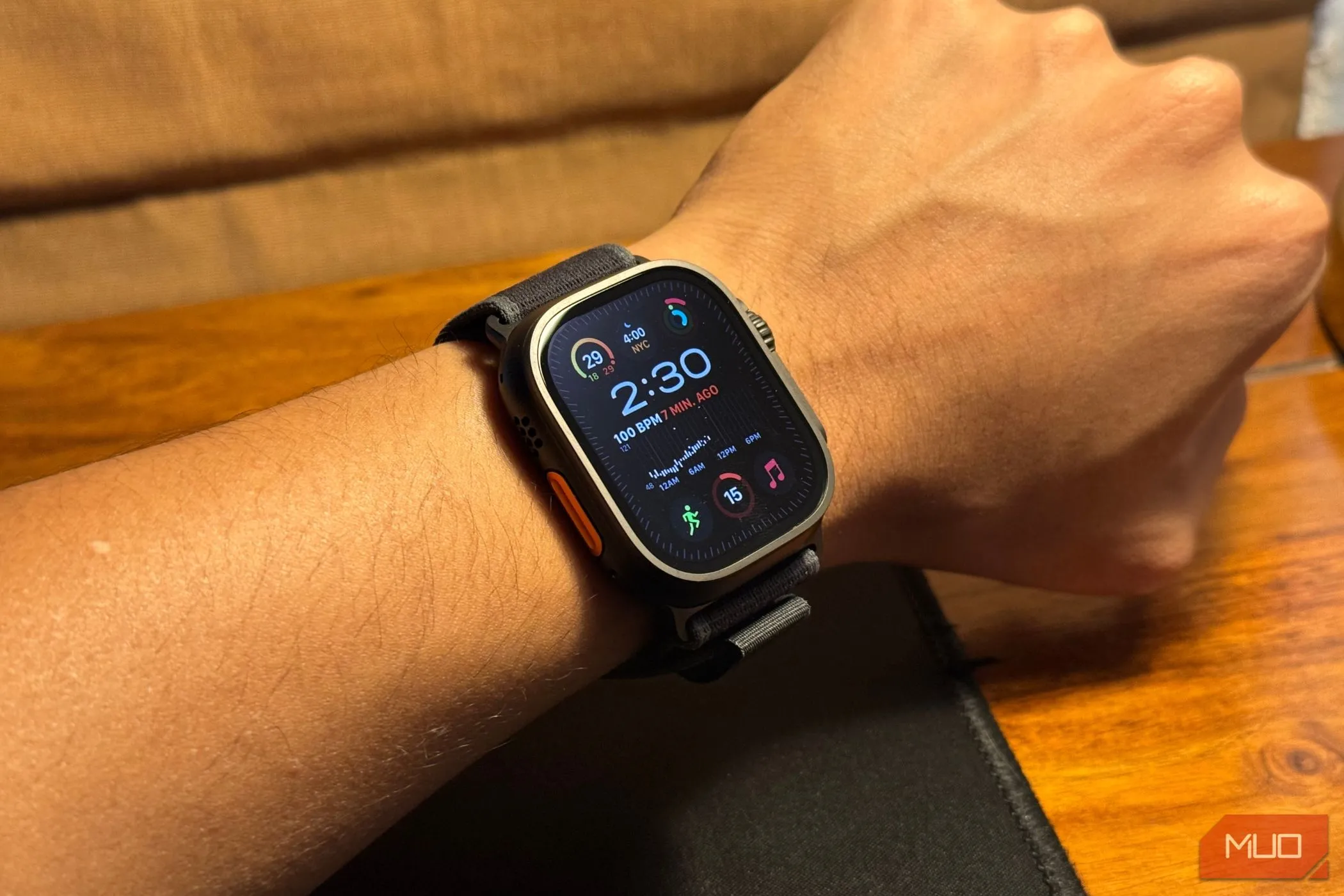 Trải nghiệm haptic feedback cải tiến trên Apple Watch Ultra 2 màu đen titan