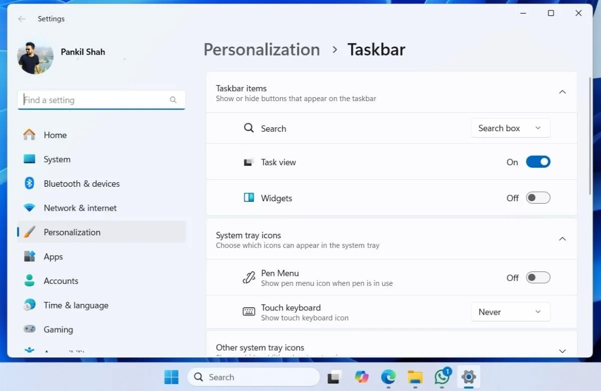 Ứng dụng Cài đặt Windows 11 hiển thị các tùy chọn giới hạn cho thanh Taskbar, minh họa thiếu linh hoạt.