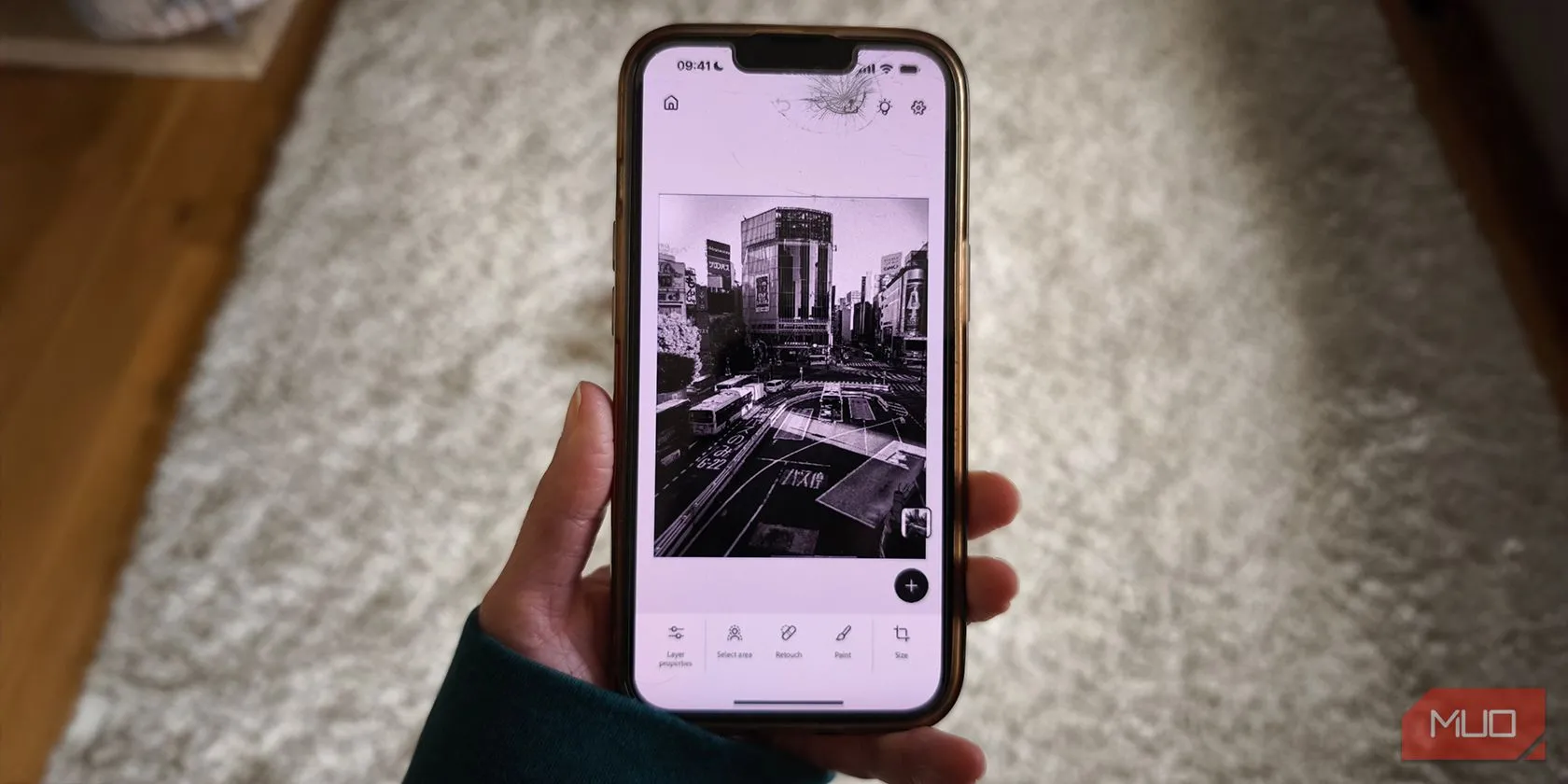 Adobe Photoshop Mobile trên iPhone hiển thị giao diện chỉnh sửa ảnh với các lớp và công cụ