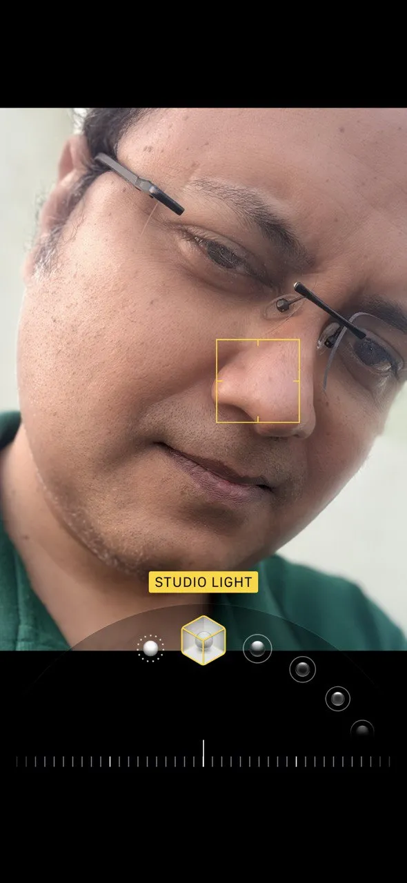 Ảnh chân dung được chụp bằng chế độ Ánh Sáng Studio trên iPhone