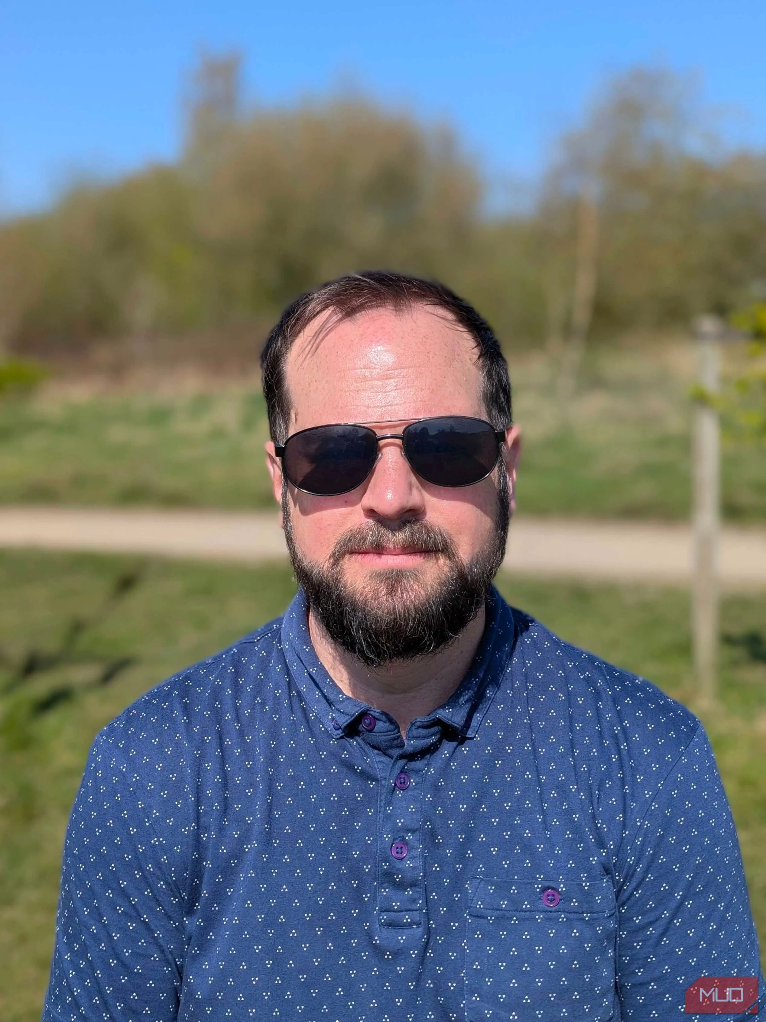 Ảnh chân dung tương tự chụp dưới nắng, có bật chế độ chân dung Portrait Mode giúp làm mờ nền ấn tượng.