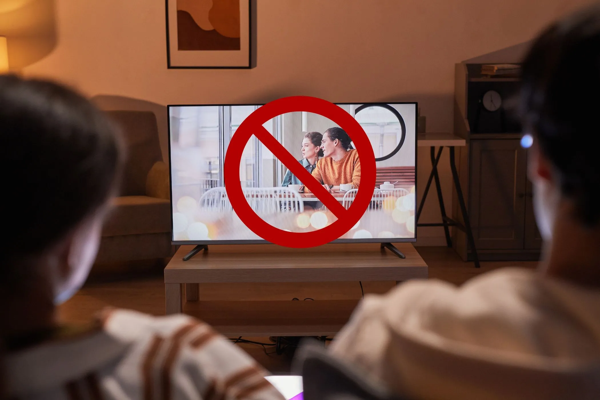 Ảnh minh họa vợ chồng xem TV bị gián đoạn, tượng trưng cho việc băng thông mạng bị chia sẻ bởi các ứng dụng khác khi kiểm tra tốc độ internet.