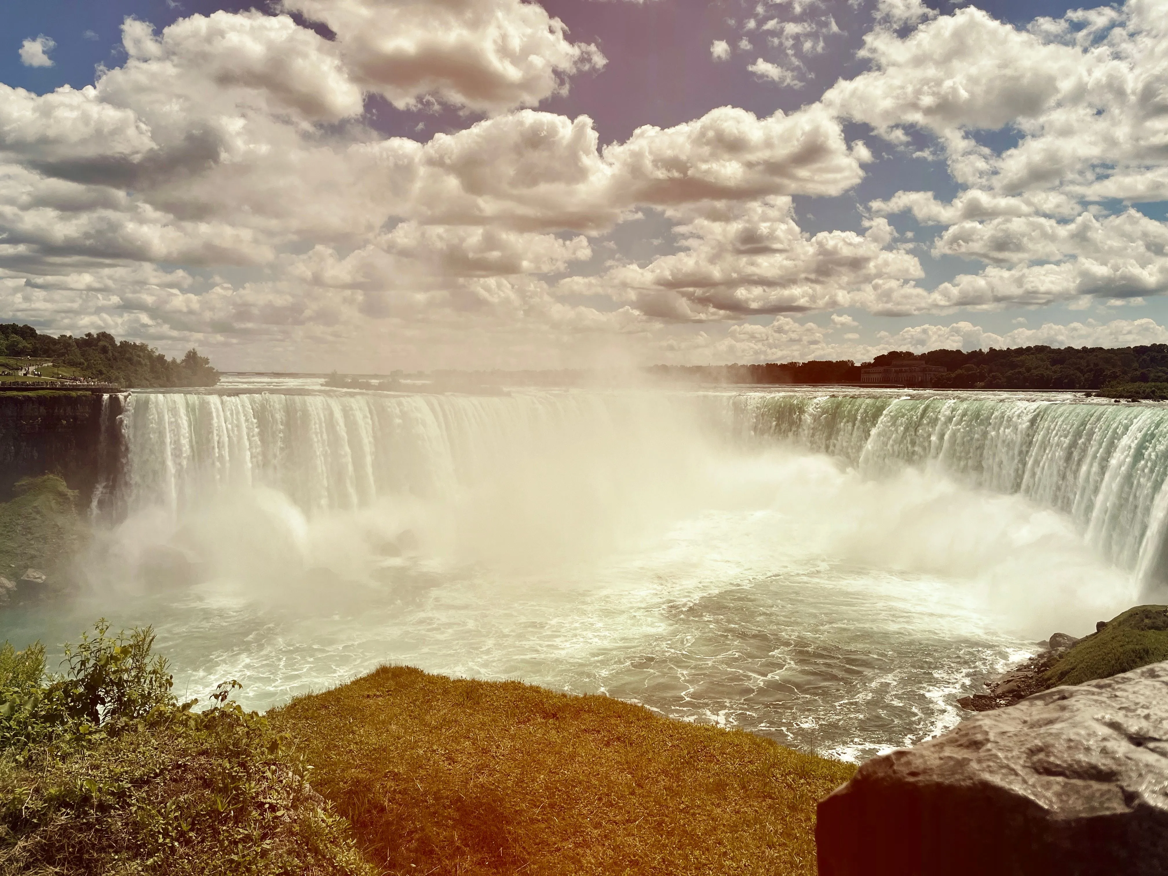 Ảnh thác Niagara đã chỉnh sửa sáng tạo bằng công cụ Scenes của Photoleap, mang phong cách nghệ thuật