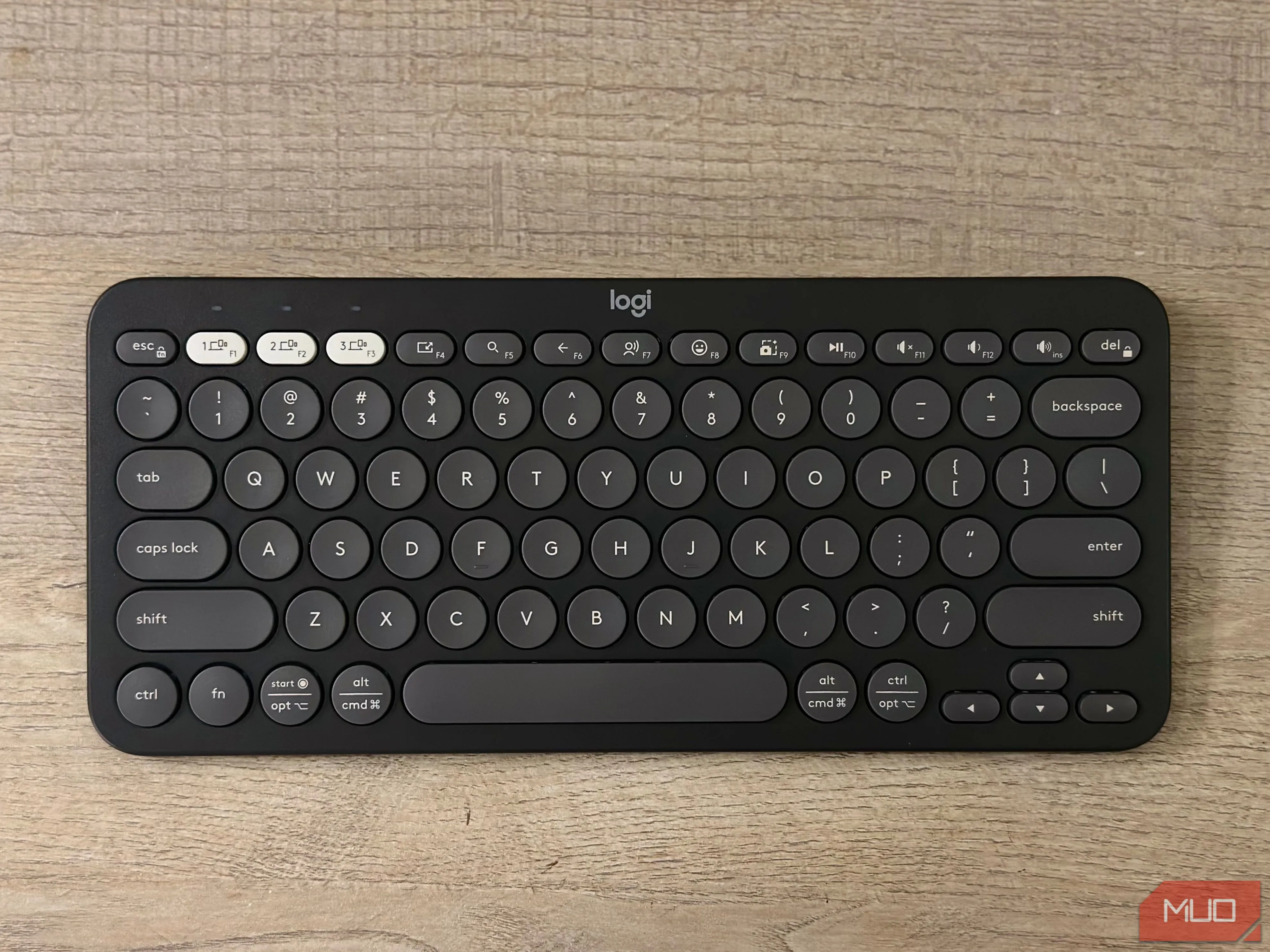 Bàn phím Logitech Pebble Keys 2 K380s mang lại trải nghiệm gõ tốt khi làm việc với iPad.