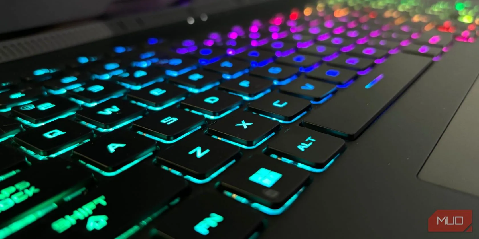 Bàn phím máy tính minh họa phím tắt Ctrl + F11 dùng để ghim cửa sổ trên Windows 11