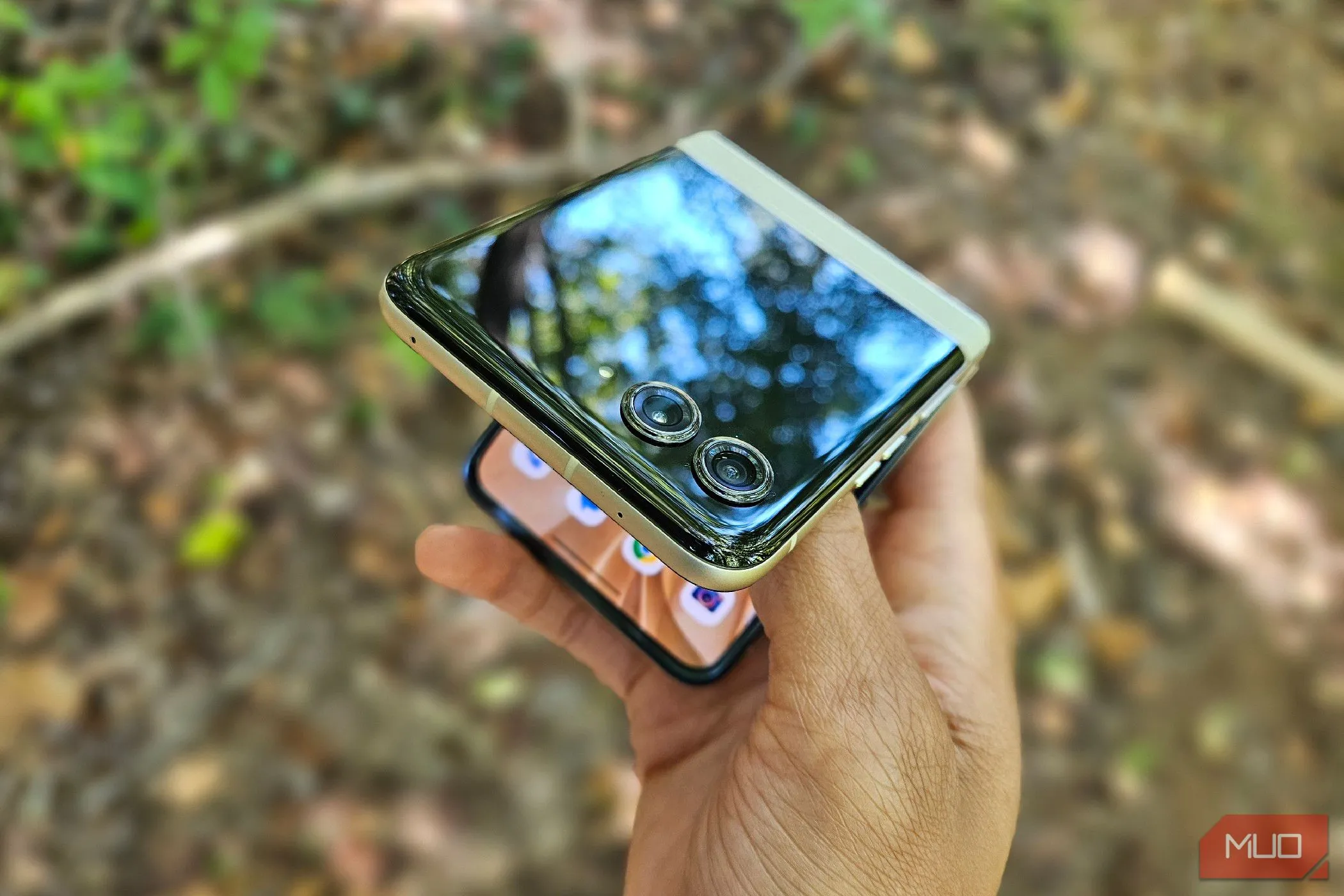 Bàn tay đang mở chiếc điện thoại Motorola Razr 2024, liên quan đến trải nghiệm sử dụng và màn hình phụ của điện thoại gập vỏ sò.