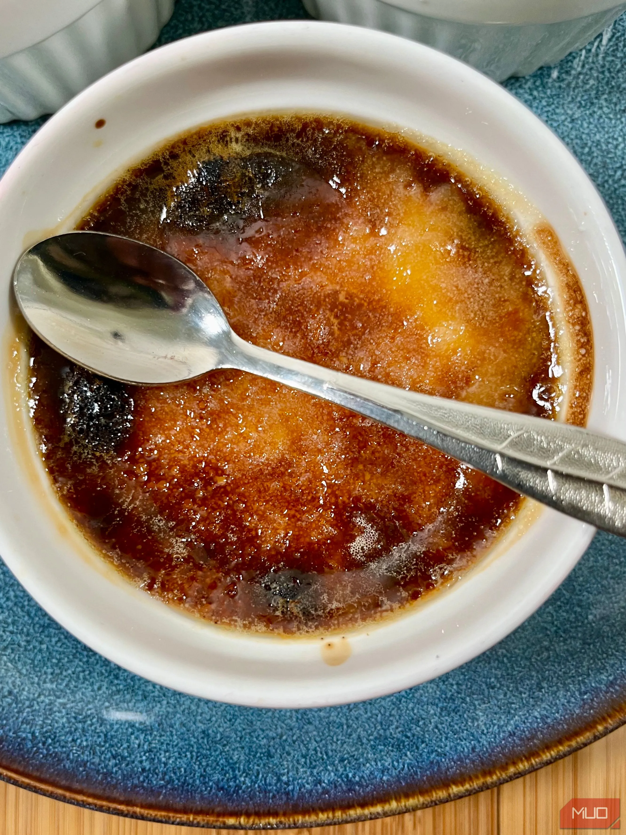 Bánh creme brulee với lớp caramel vàng óng, hấp dẫn trong ánh sáng dịu