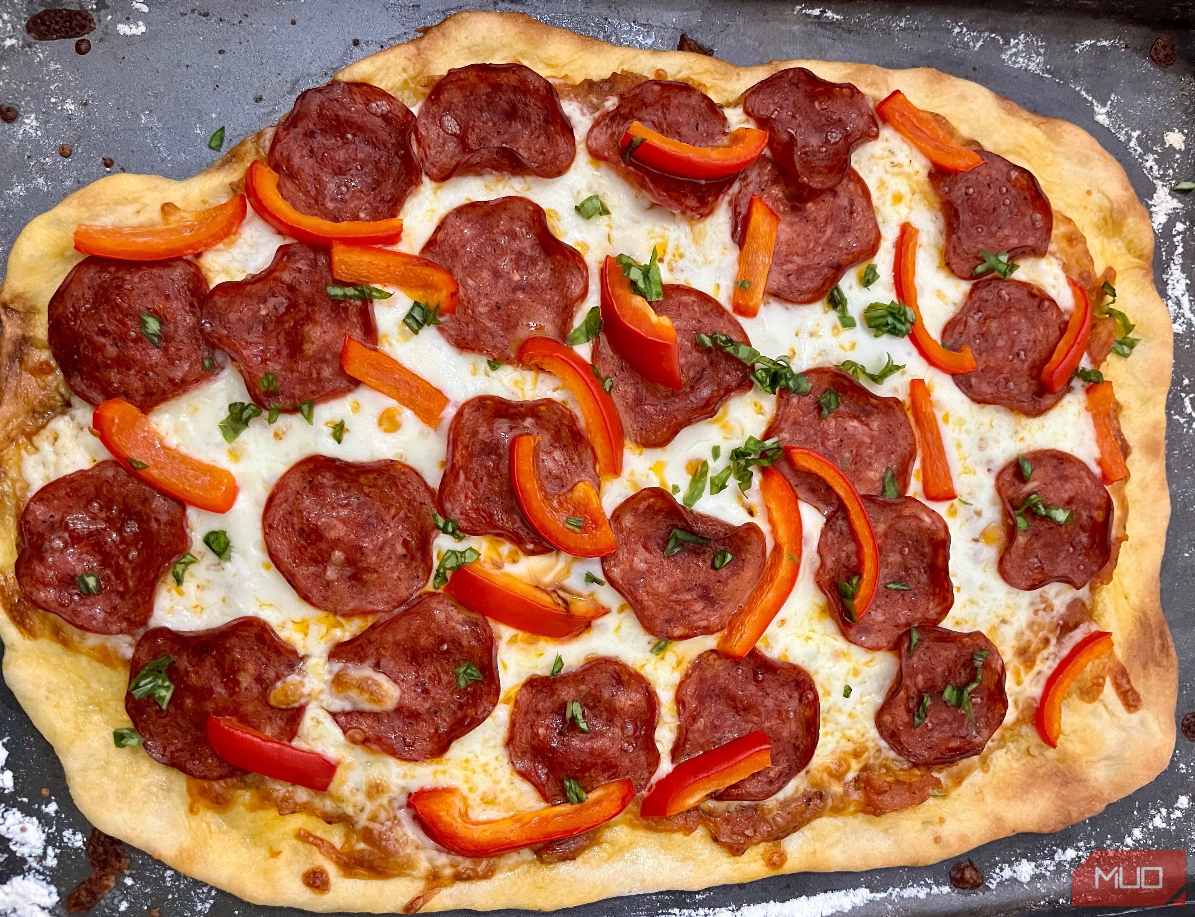 Bánh pizza pepperoni nóng hổi, phô mai tan chảy, bố cục ấn tượng theo nguyên tắc nhiếp ảnh
