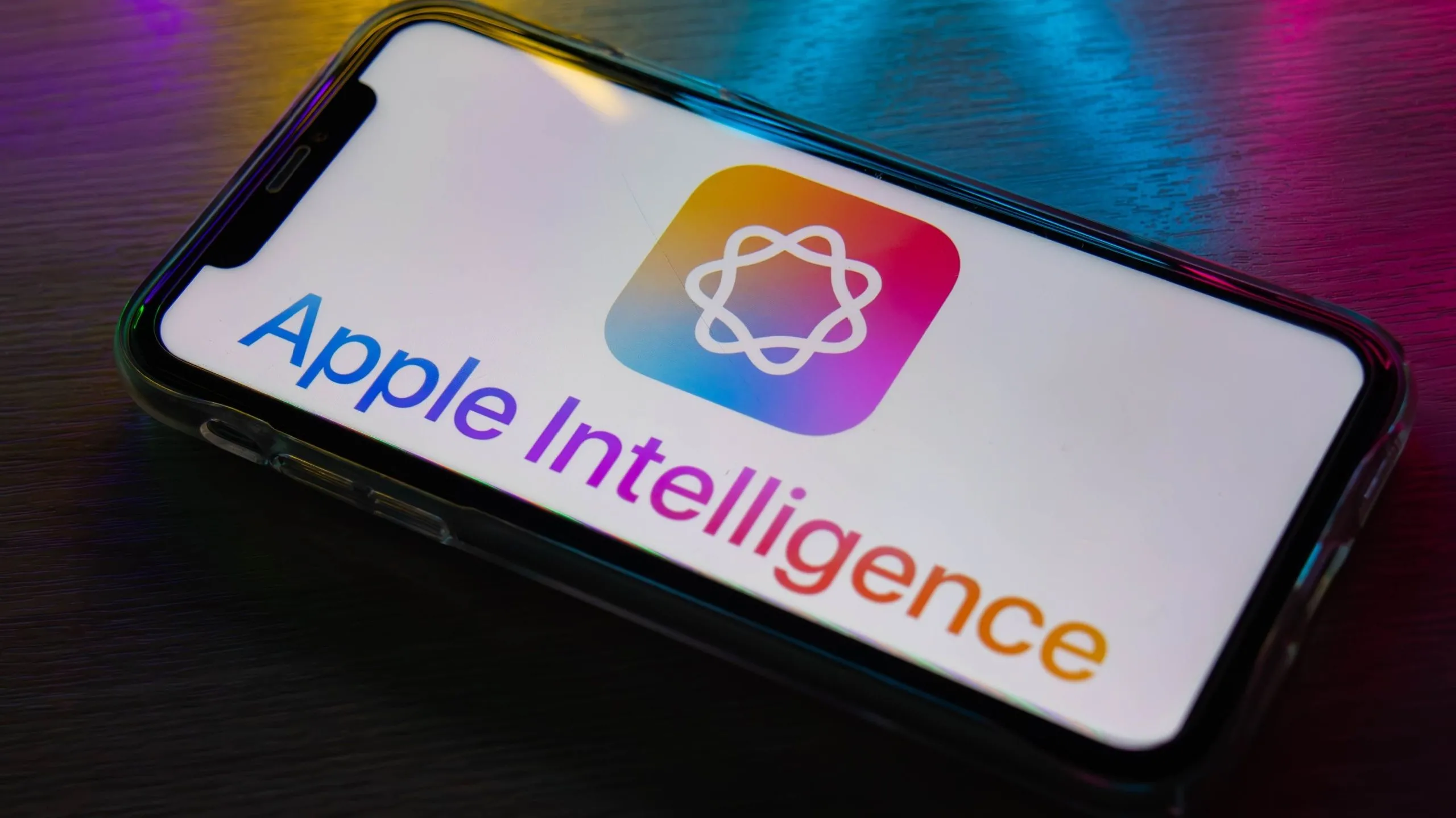 Biểu tượng Apple Intelligence và chữ trên màn hình iPhone, thể hiện nền tảng trí tuệ nhân tạo của Apple