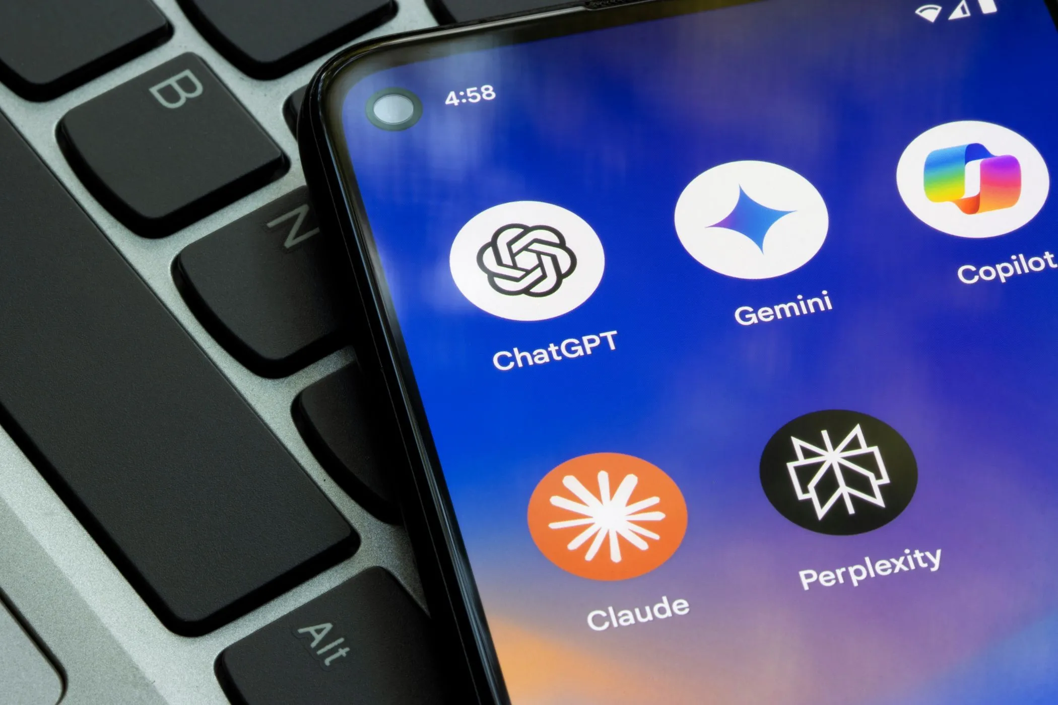 Biểu tượng các ứng dụng chatbot AI trên màn hình điện thoại thông minh