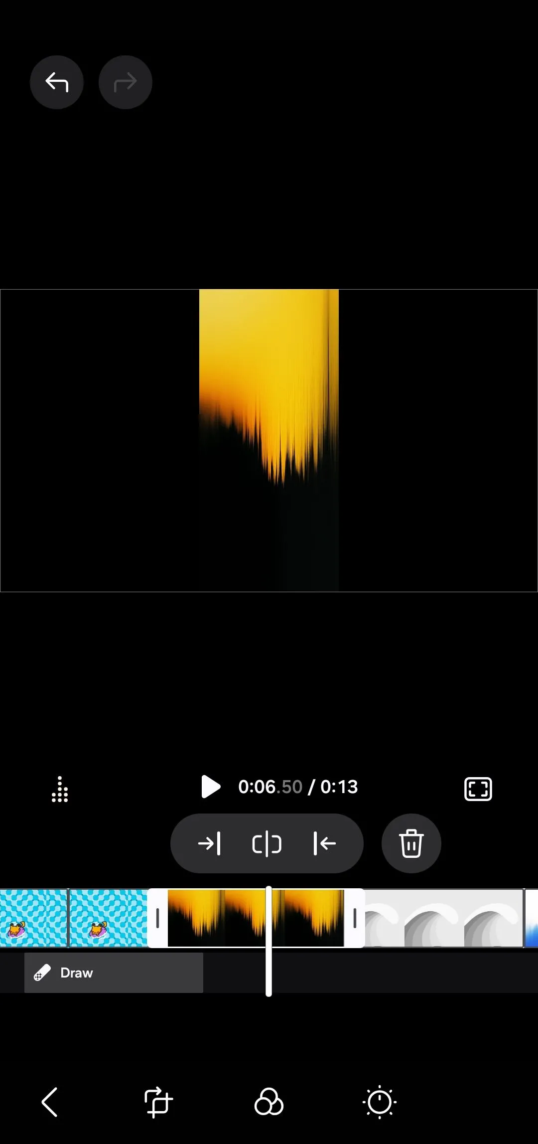 Biểu tượng chia cắt (Split) trong giao diện chỉnh sửa video của Samsung Studio trên điện thoại Galaxy.
