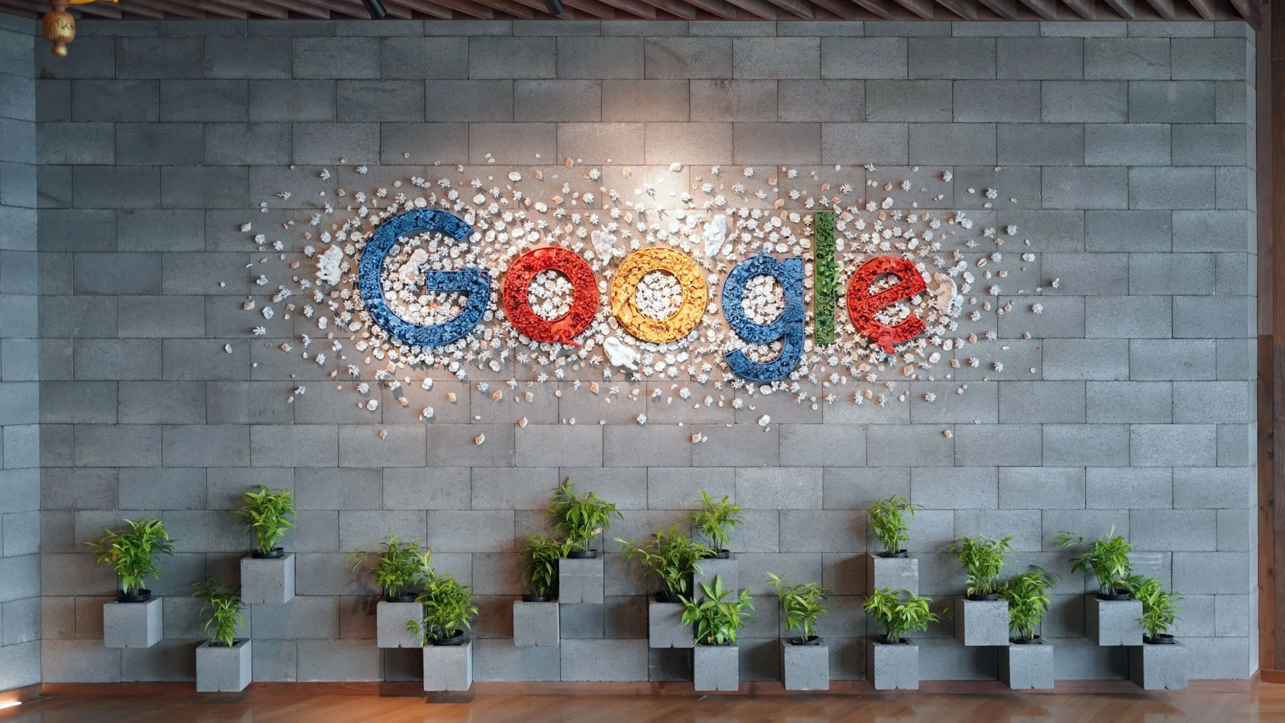 Biểu tượng Google trên tường văn phòng, thể hiện khả năng đồng bộ hóa vượt trội của Chromebook.