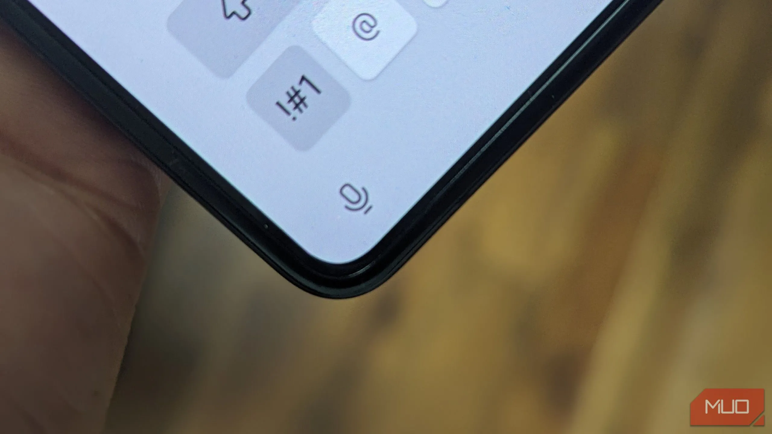 Biểu tượng micro ở góc dưới cùng của bàn phím ảo trên một chiếc Galaxy Z Fold 5, minh họa tính năng gõ bằng giọng nói hiệu quả.