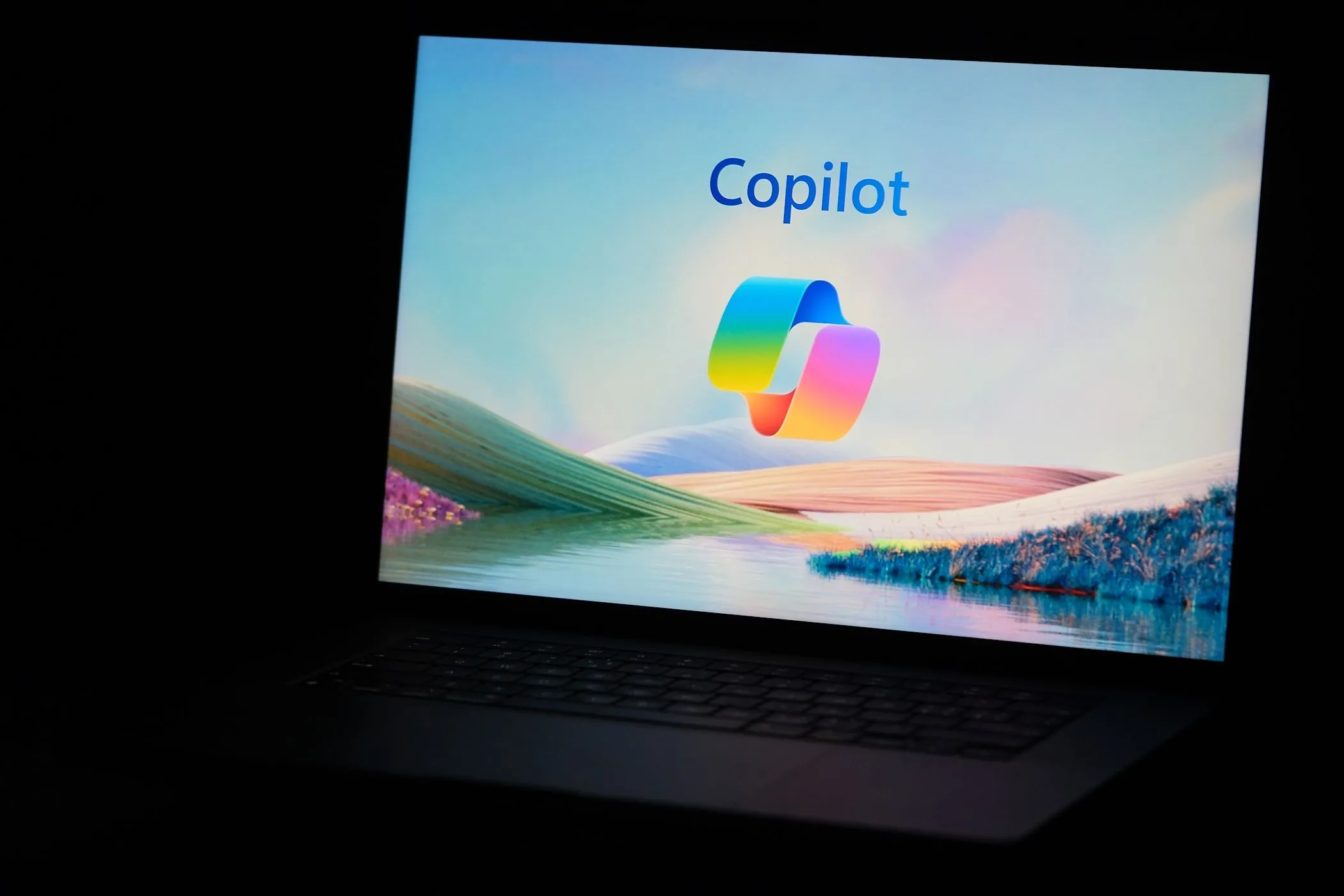 Biểu tượng Microsoft Copilot xuất hiện trên màn hình máy tính xách tay Windows