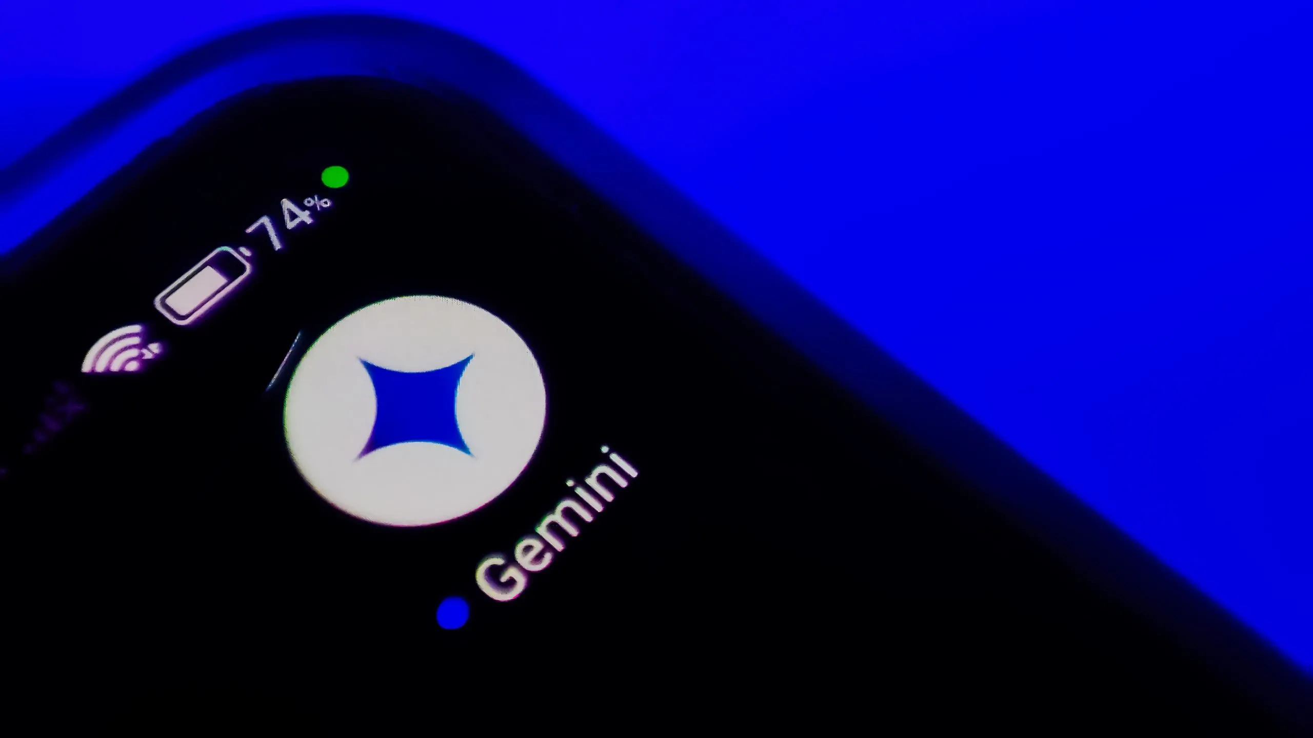 Biểu tượng ứng dụng Gemini trên màn hình điện thoại thông minh, đại diện cho tương lai của trợ lý AI phổ quát từ Google.
