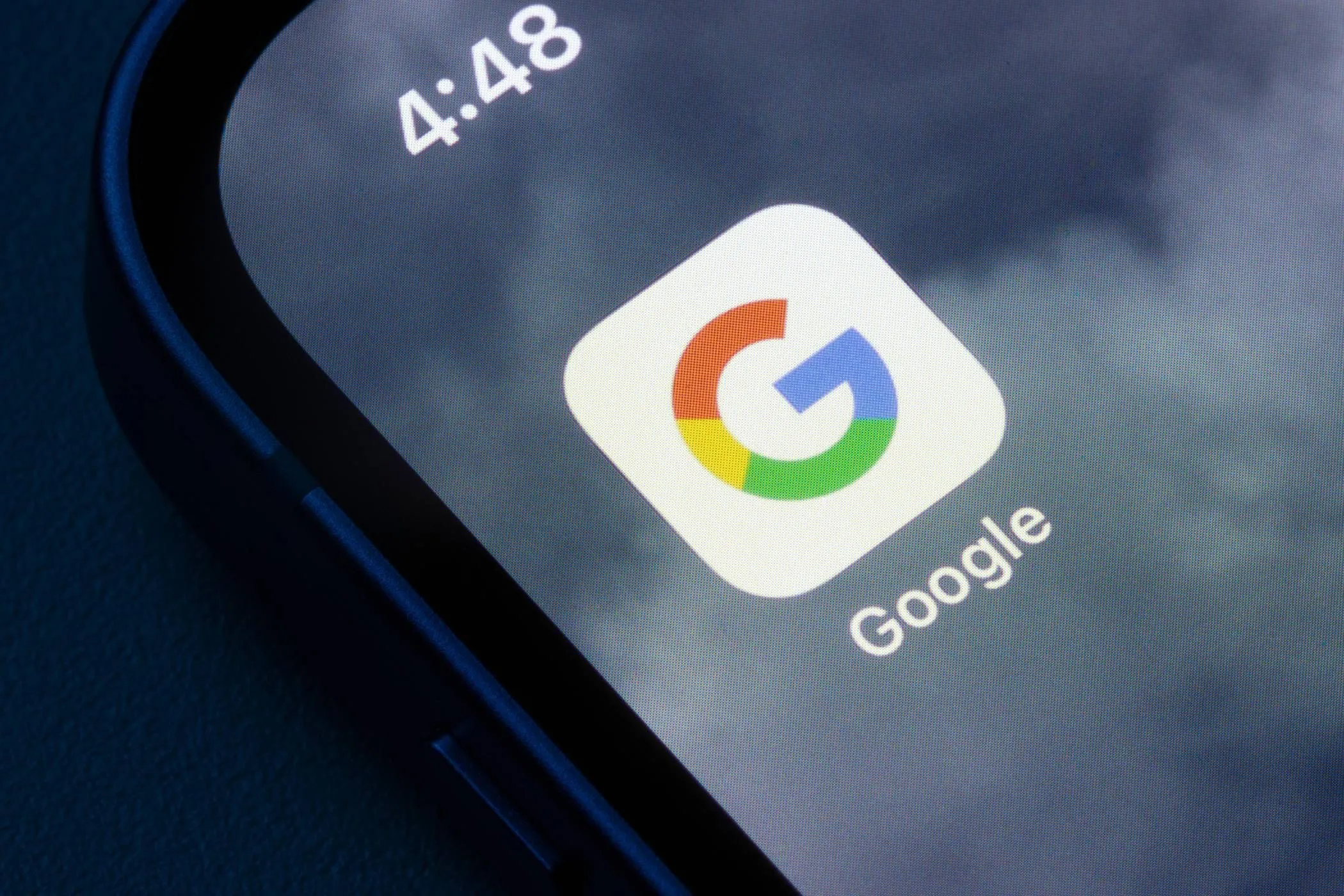 Biểu tượng ứng dụng Google trên màn hình chính iPhone, tượng trưng cho sự hiện diện rộng khắp của Google và vấn đề xóa dữ liệu