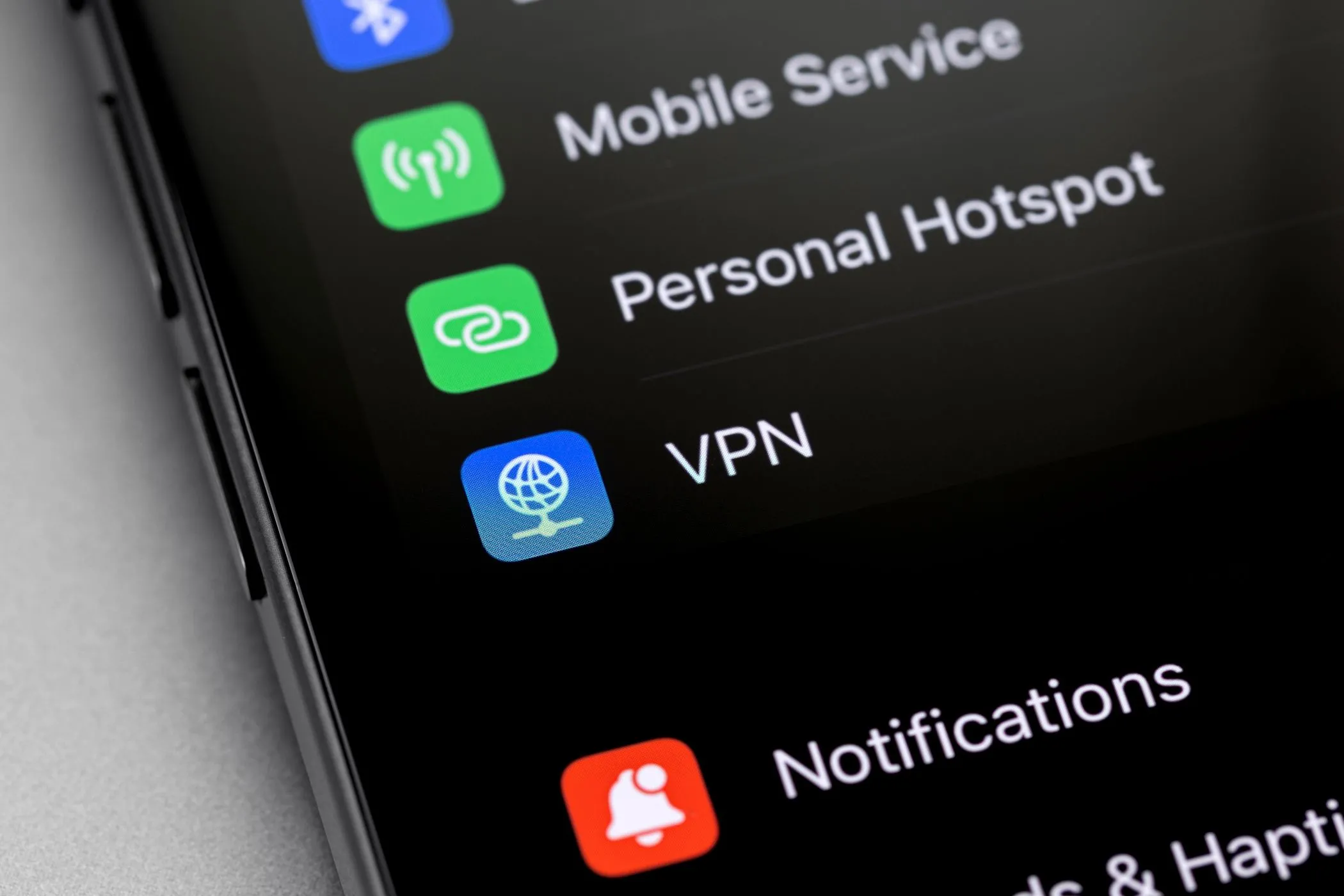 Biểu tượng ứng dụng VPN (Mạng riêng ảo) trên màn hình điện thoại smartphone