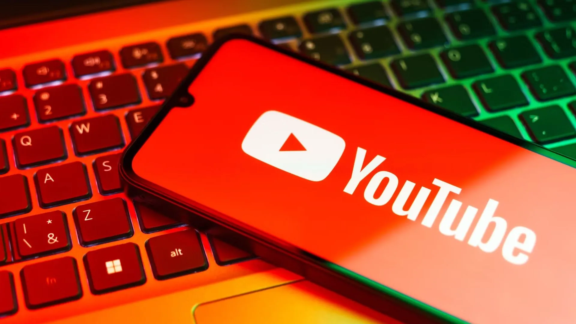 Biểu tượng ứng dụng YouTube hiển thị trên màn hình điện thoại thông minh