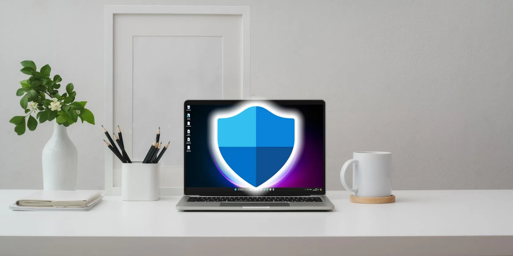 Biểu tượng Windows Security trên màn hình laptop, minh họa phần mềm diệt virus tích hợp sẵn trên Windows