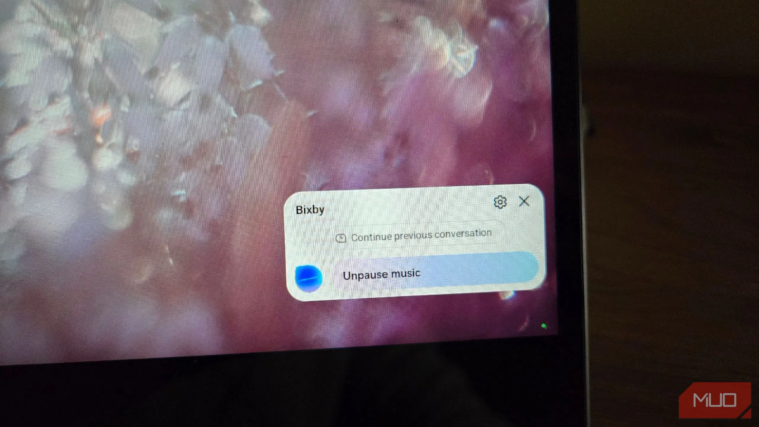 Bixby tạm dừng hoặc tiếp tục phát nhạc trong ứng dụng Samsung Music trên giao diện Samsung DeX, minh họa khả năng điều khiển âm thanh bằng giọng nói.