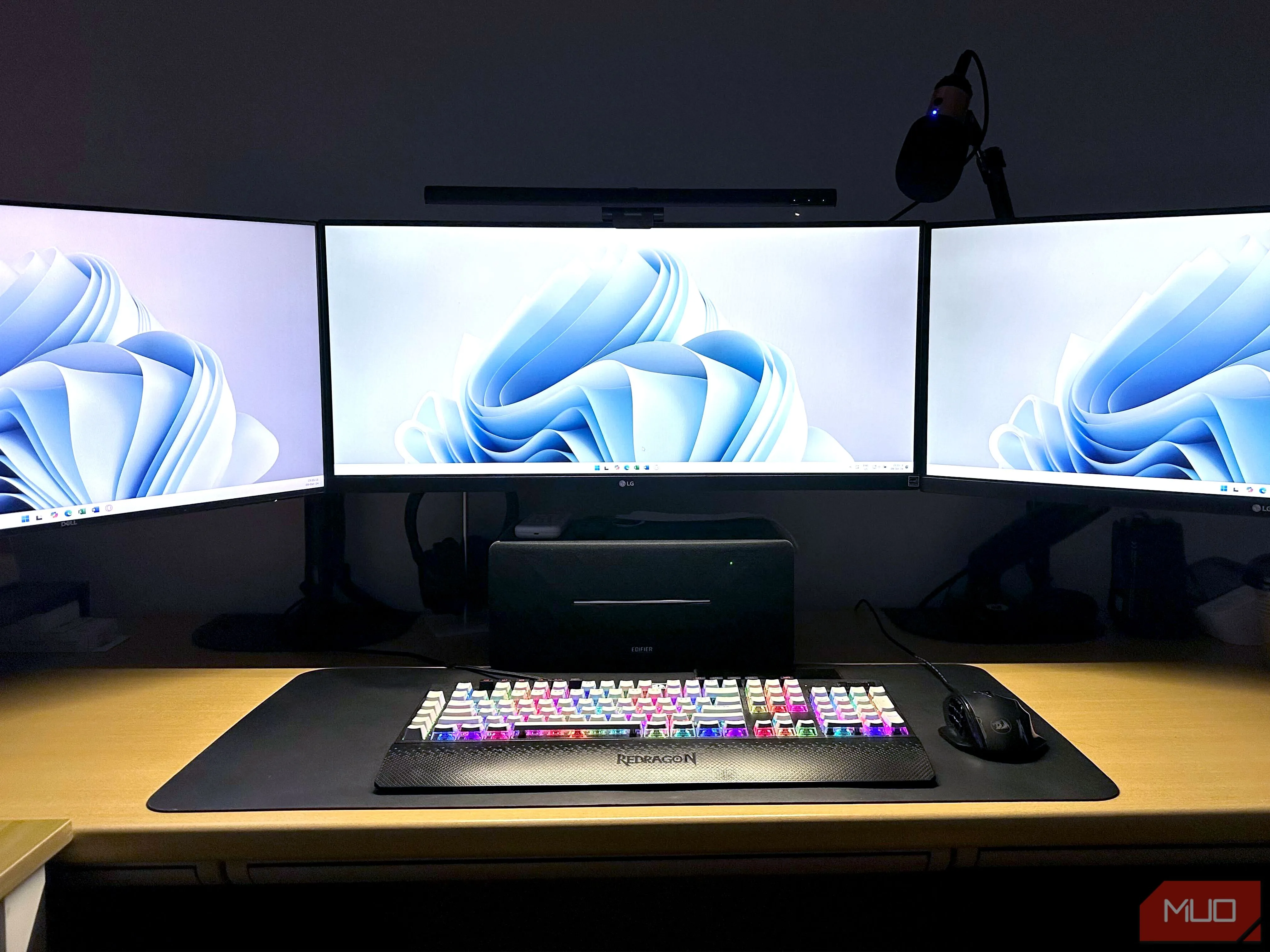 Bộ ba màn hình máy tính được kết nối với PC Windows, thể hiện khả năng hỗ trợ đa màn hình của Windows 11