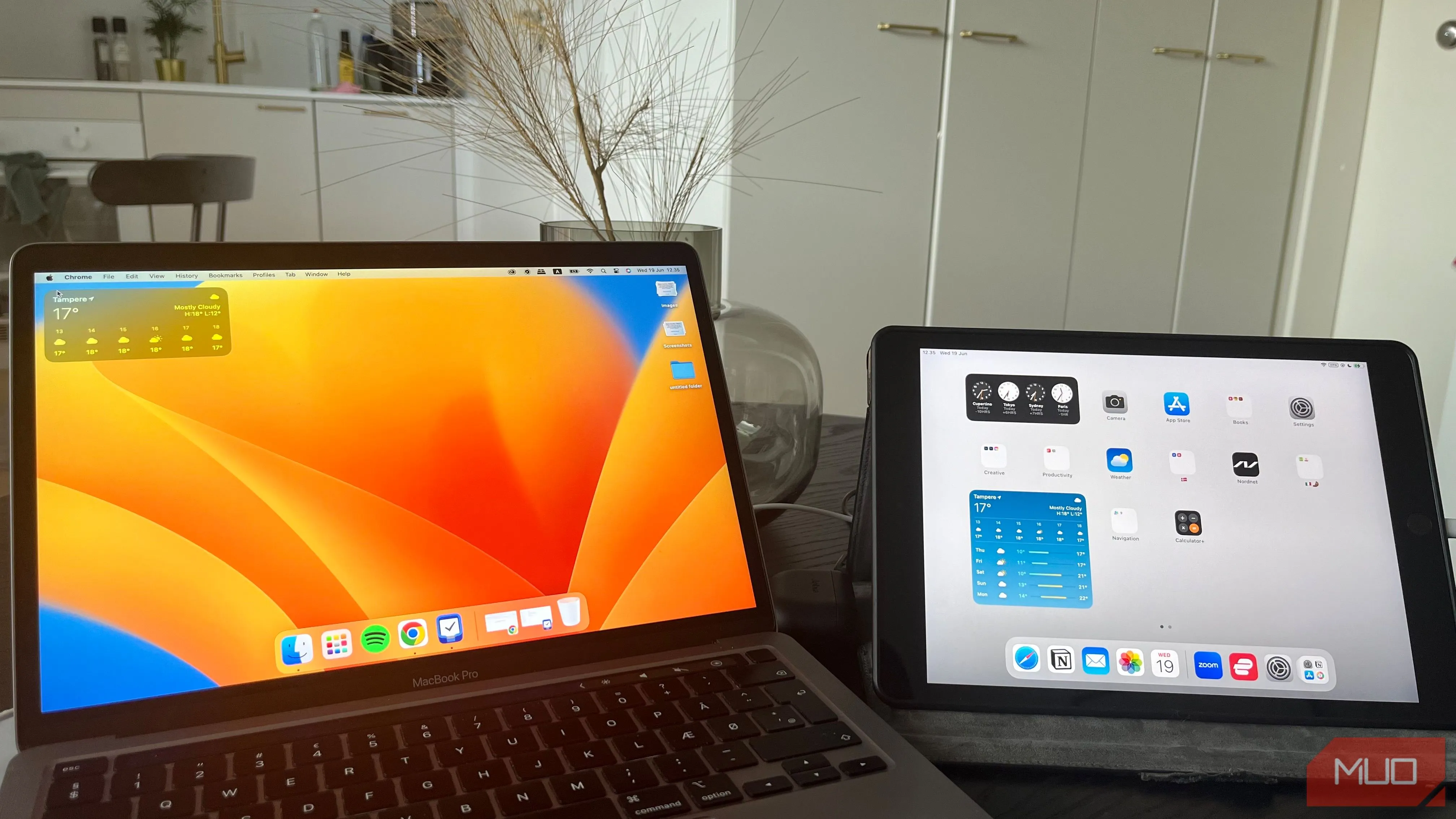 Bộ đôi MacBook và iPad đặt cạnh nhau trên bàn làm việc, gợi ý chụp lại không gian làm việc và học tập tại nhà.